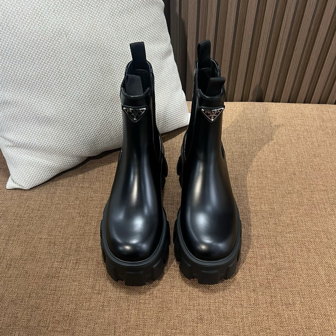 프라다 삼각 로고 앵클 부츠