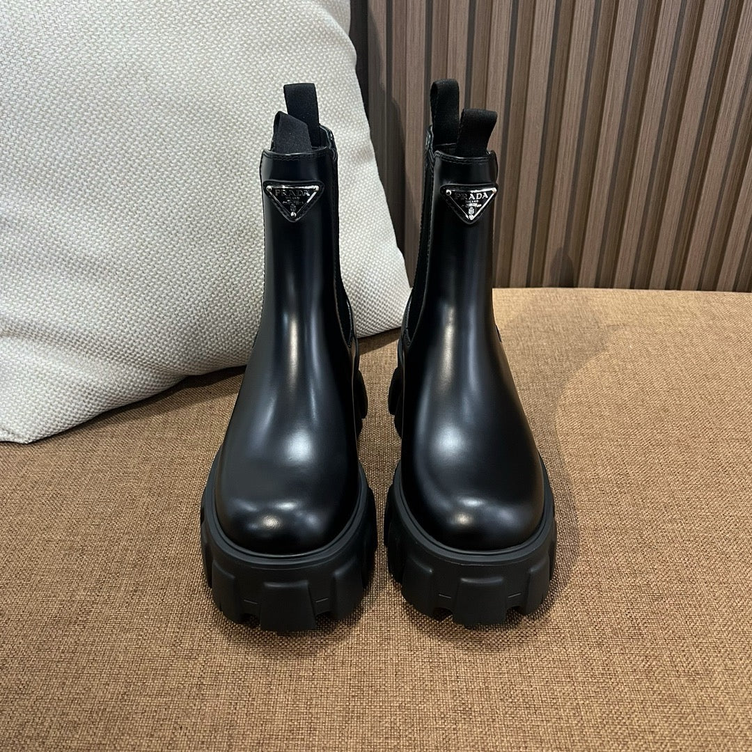 프라다 삼각 로고 앵클 부츠