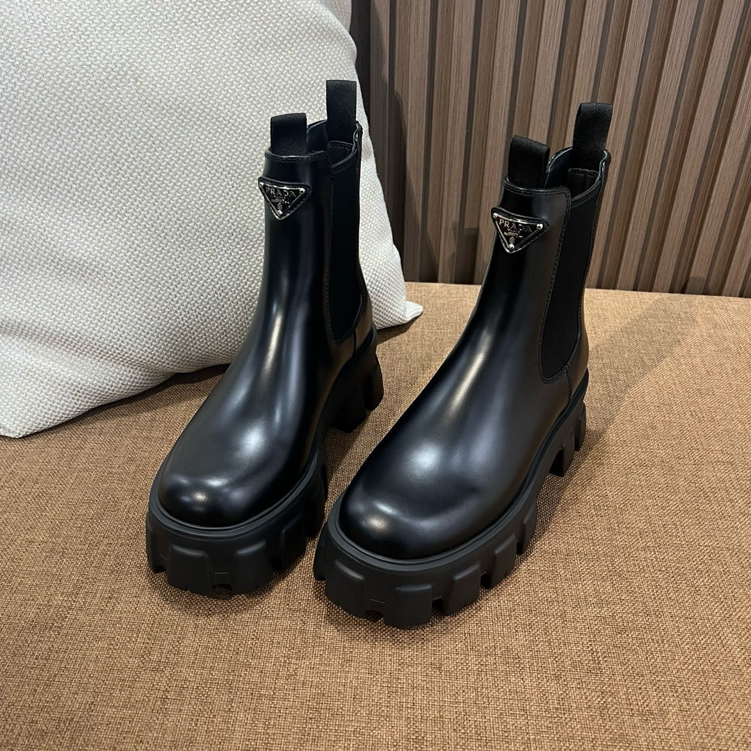 프라다 삼각 로고 앵클 부츠