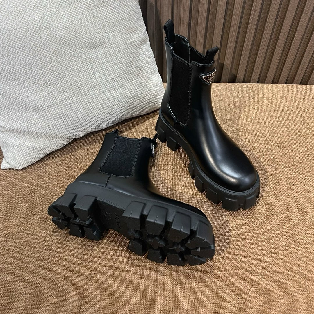 프라다 삼각 로고 앵클 부츠