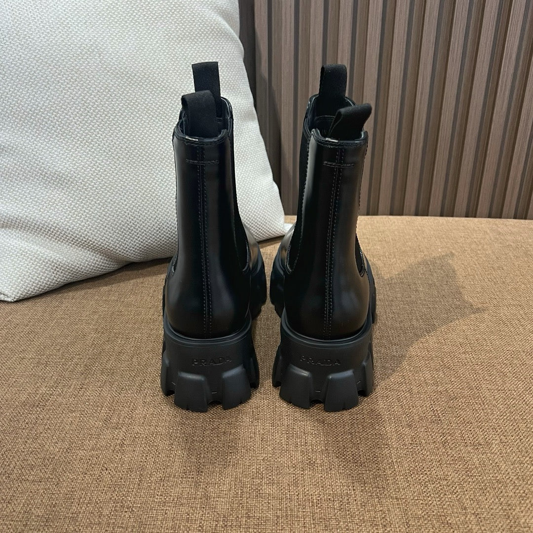 프라다 삼각 로고 앵클 부츠