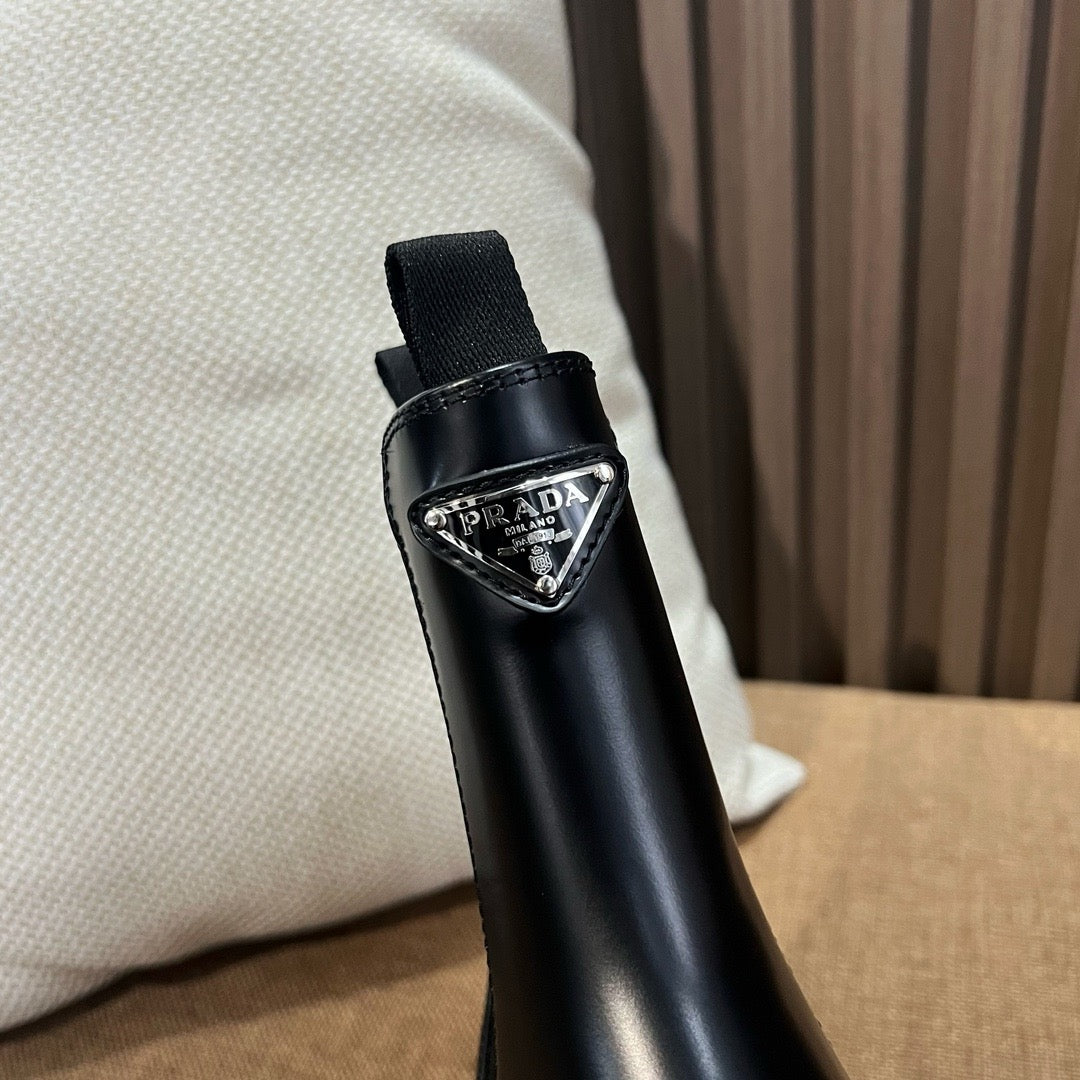 프라다 삼각 로고 앵클 부츠