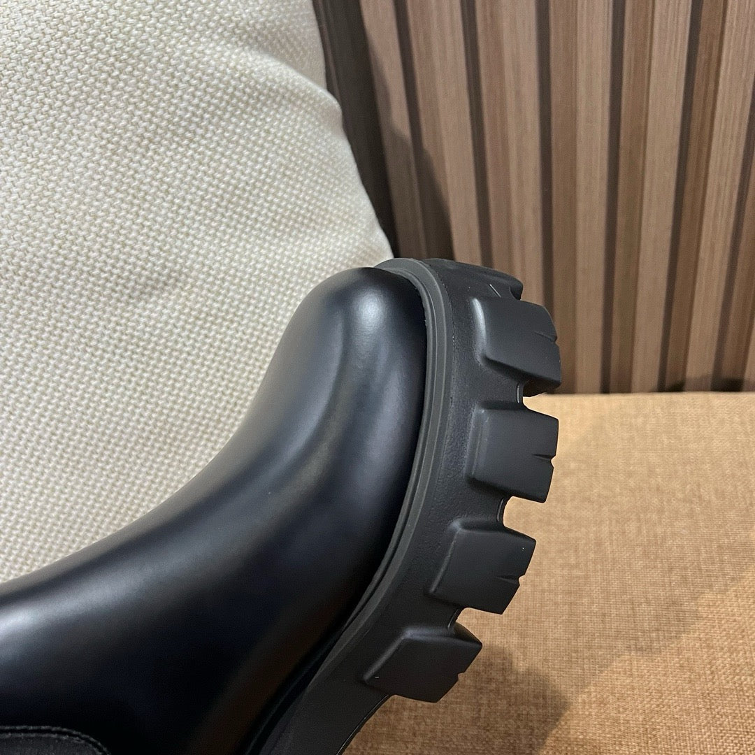 프라다 삼각 로고 앵클 부츠