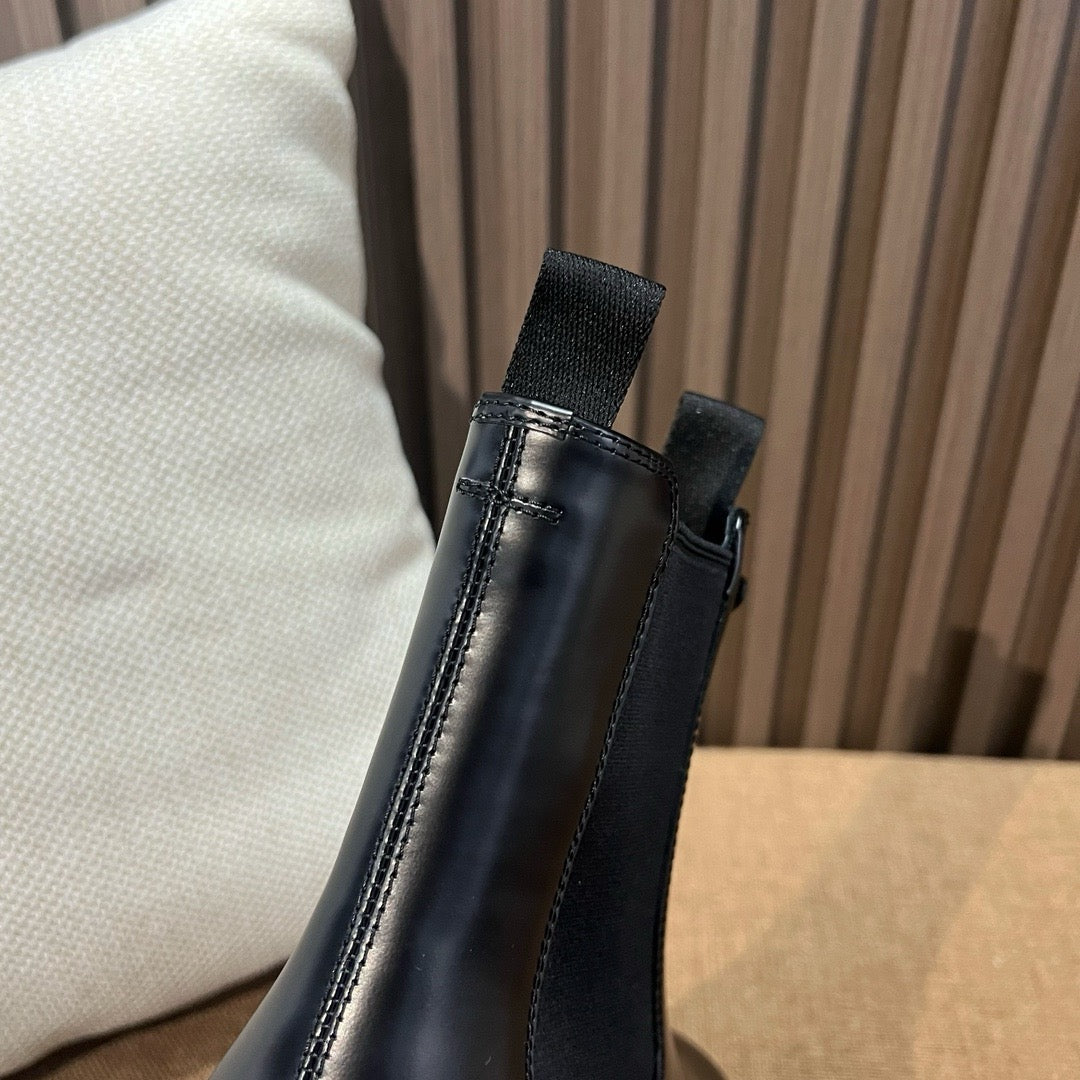 프라다 삼각 로고 앵클 부츠