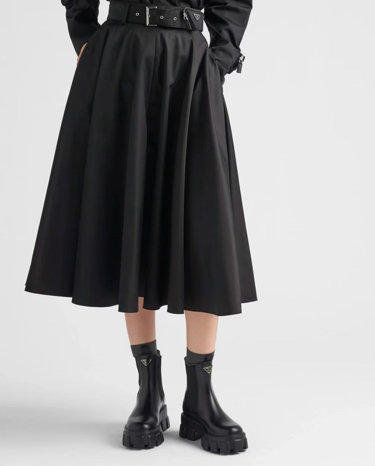 프라다 삼각 로고 앵클 부츠