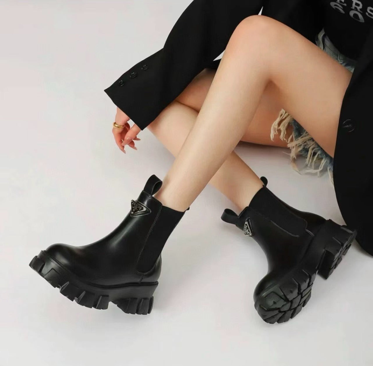 프라다 삼각 로고 앵클 부츠