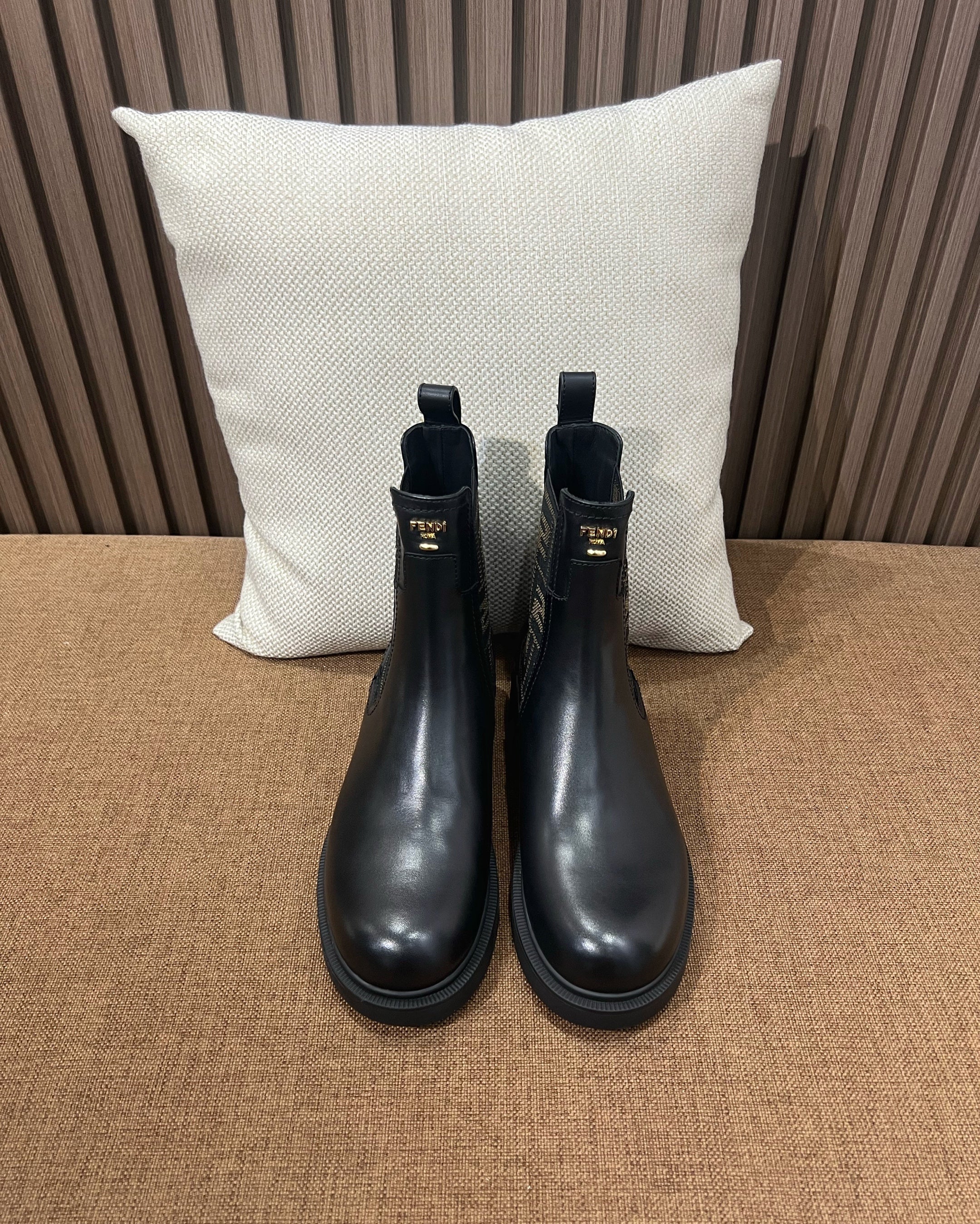 펜디 필로 레더 첼시 부츠