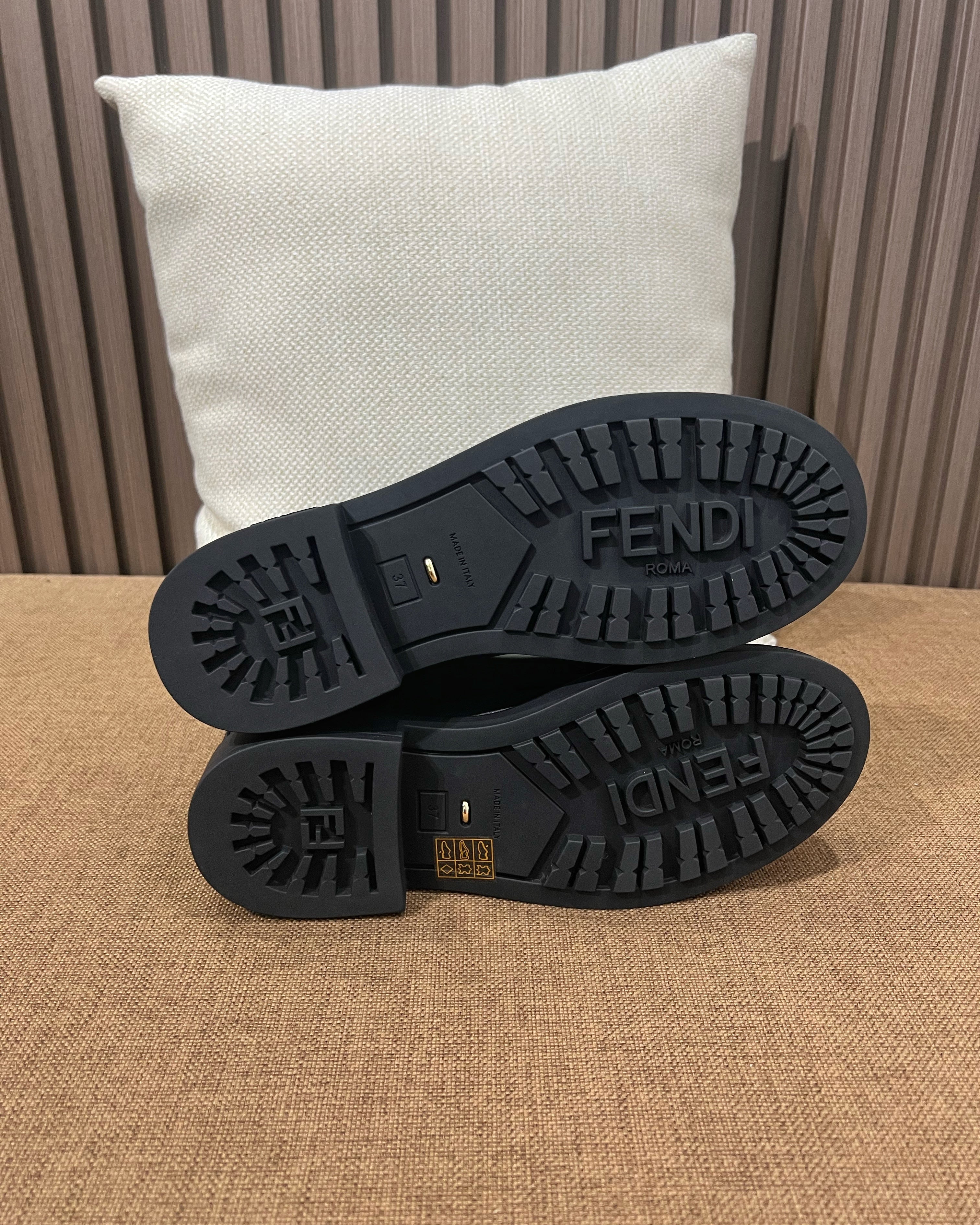 펜디 필로 레더 첼시 부츠