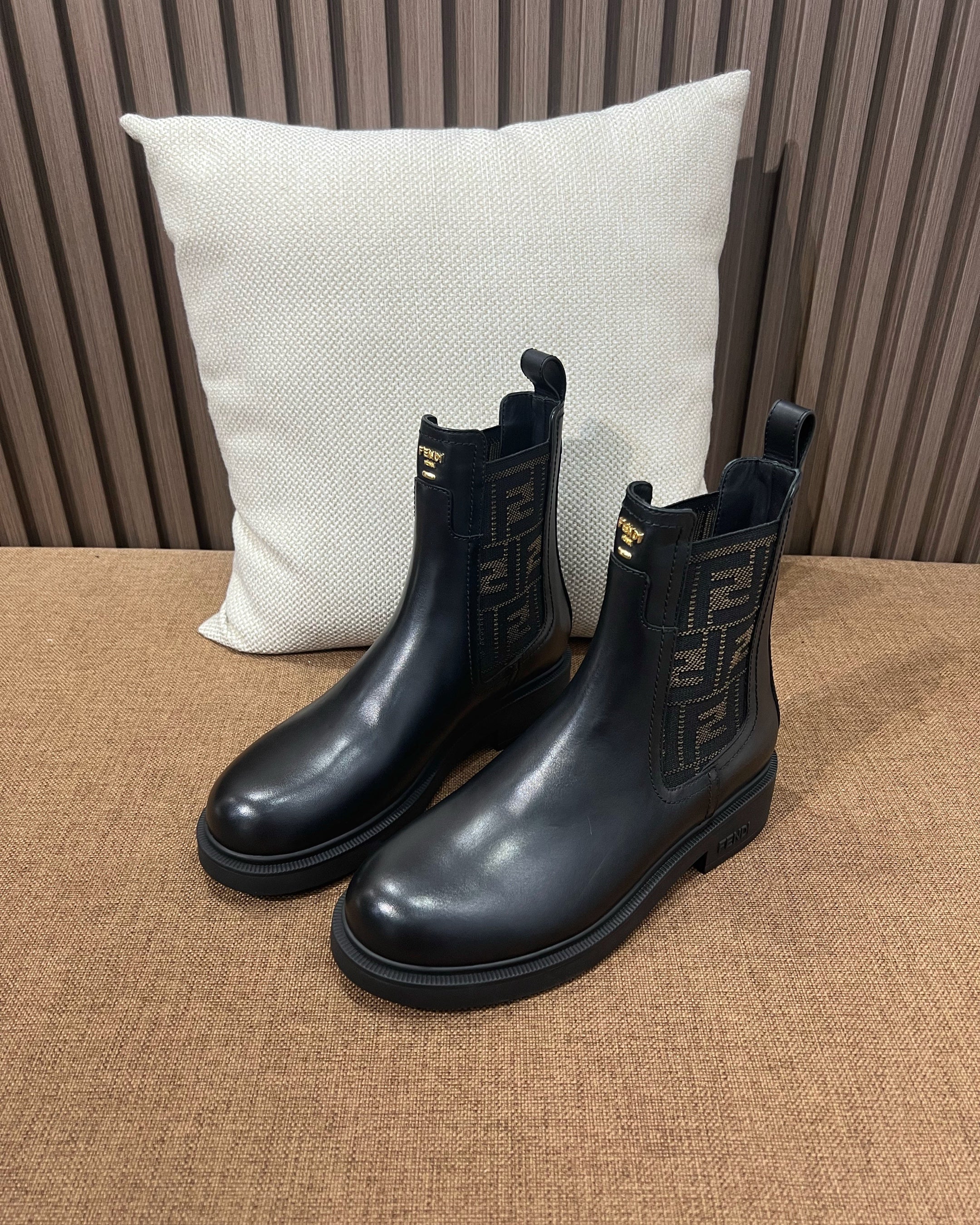 펜디 필로 레더 첼시 부츠