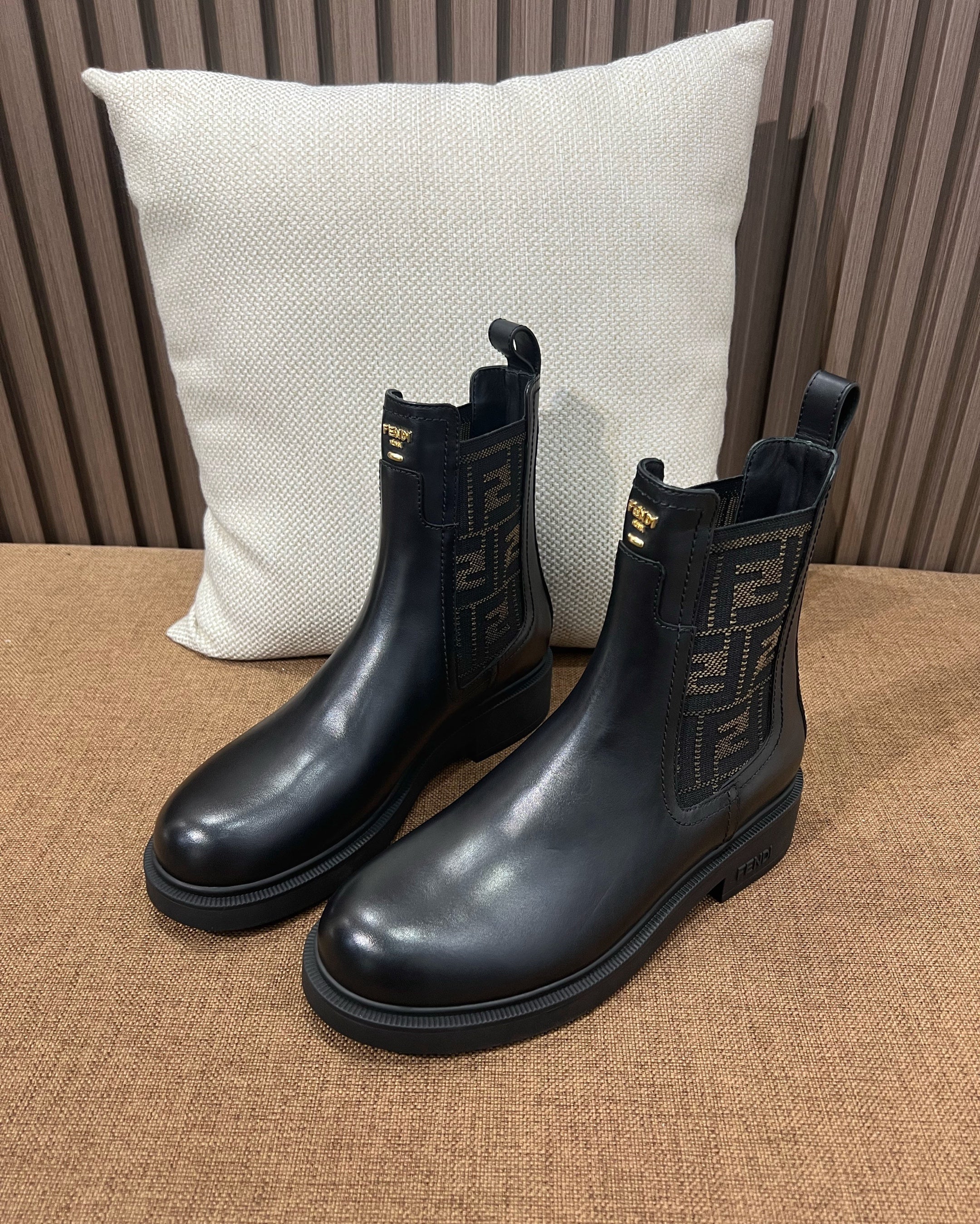 펜디 필로 레더 첼시 부츠