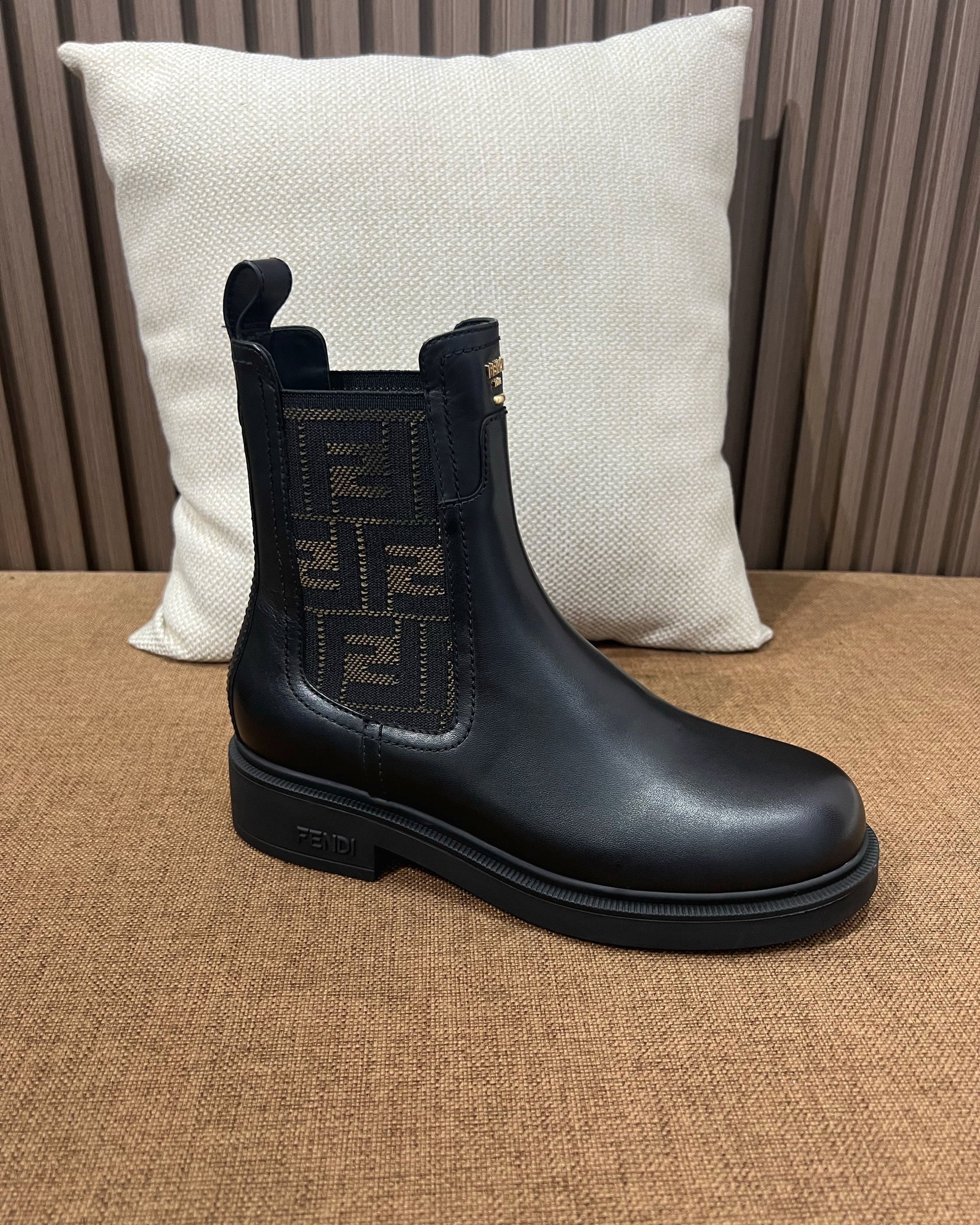 펜디 필로 레더 첼시 부츠