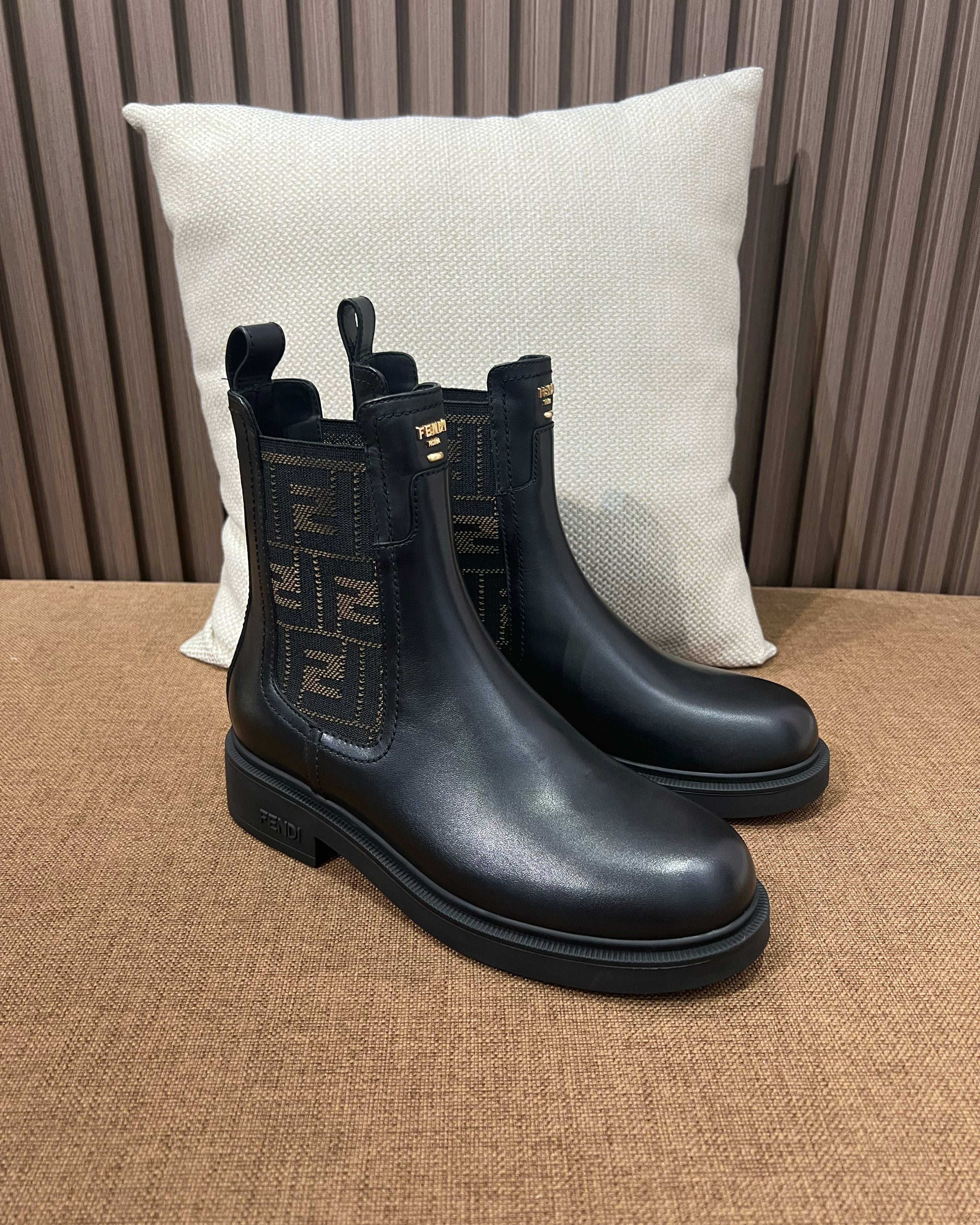 펜디 필로 레더 첼시 부츠