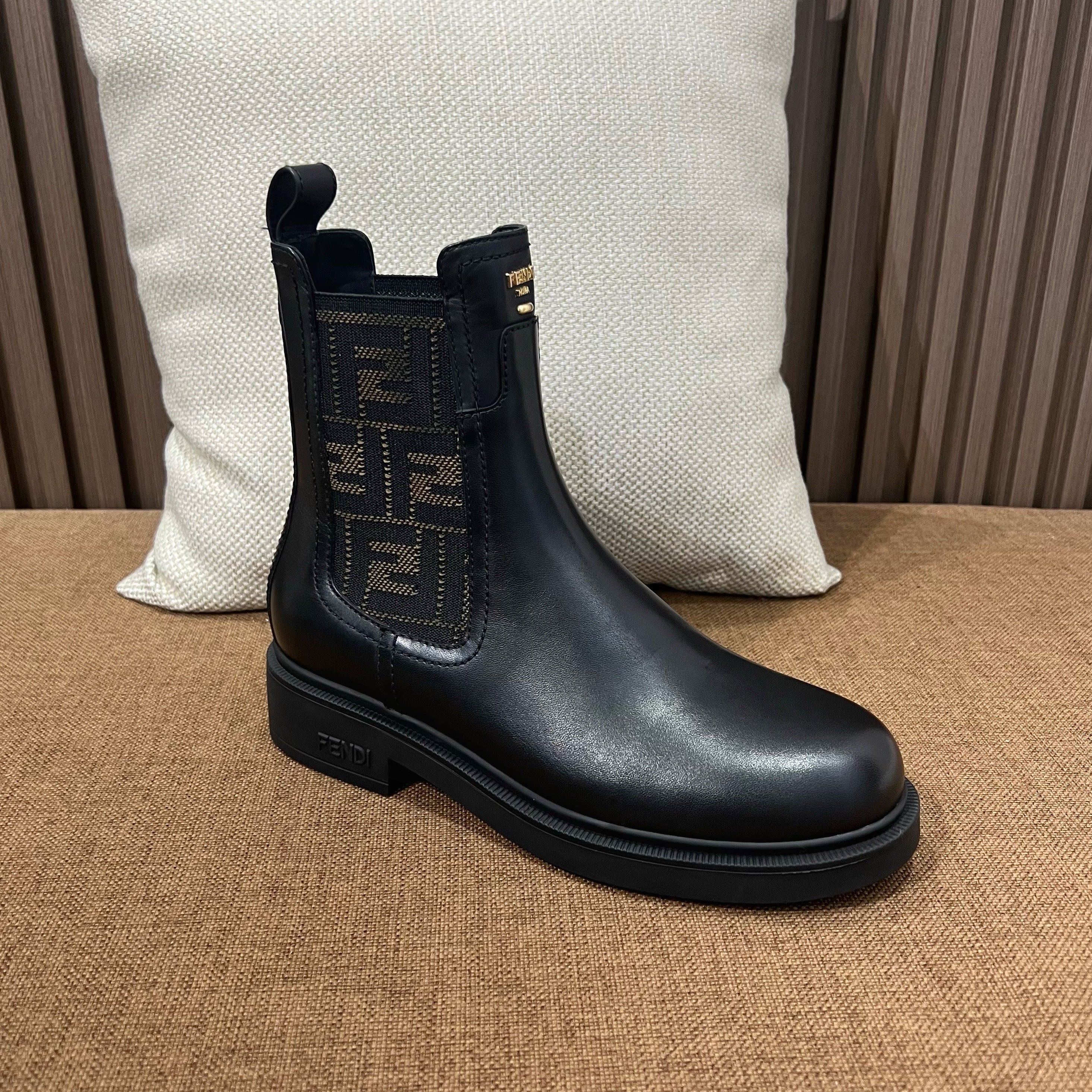 펜디 필로 레더 첼시 부츠