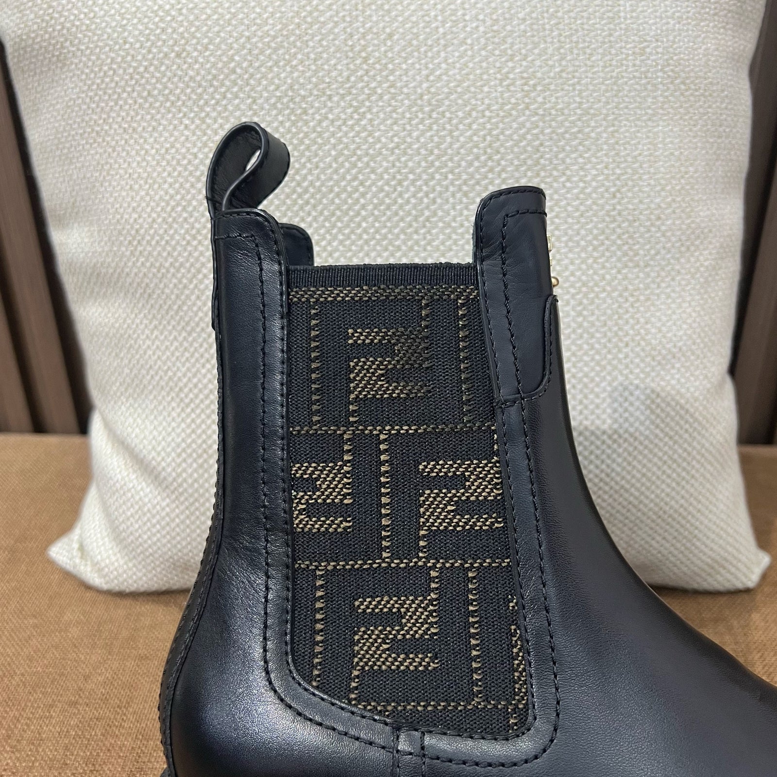 펜디 필로 레더 첼시 부츠