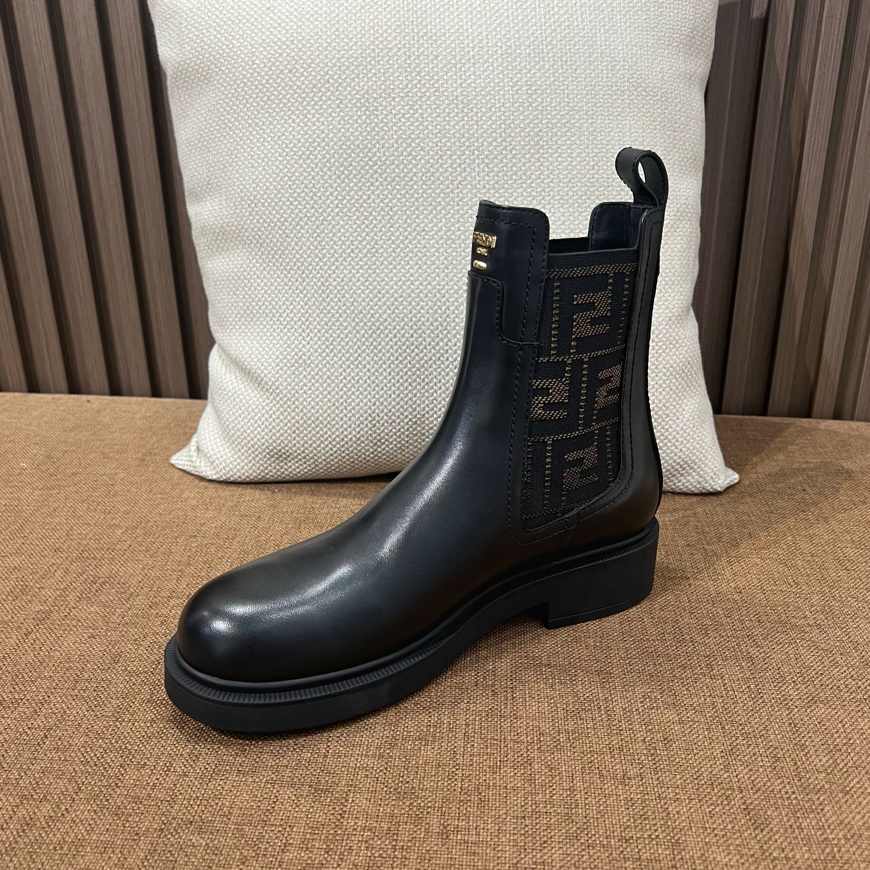 펜디 필로 레더 첼시 부츠