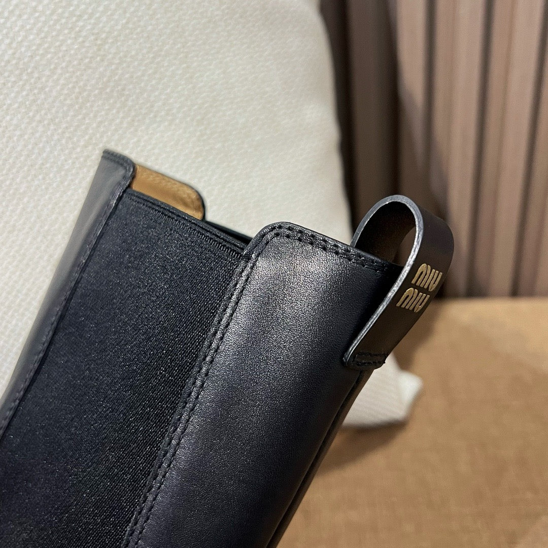 미우 미우 레더 부티 블랙