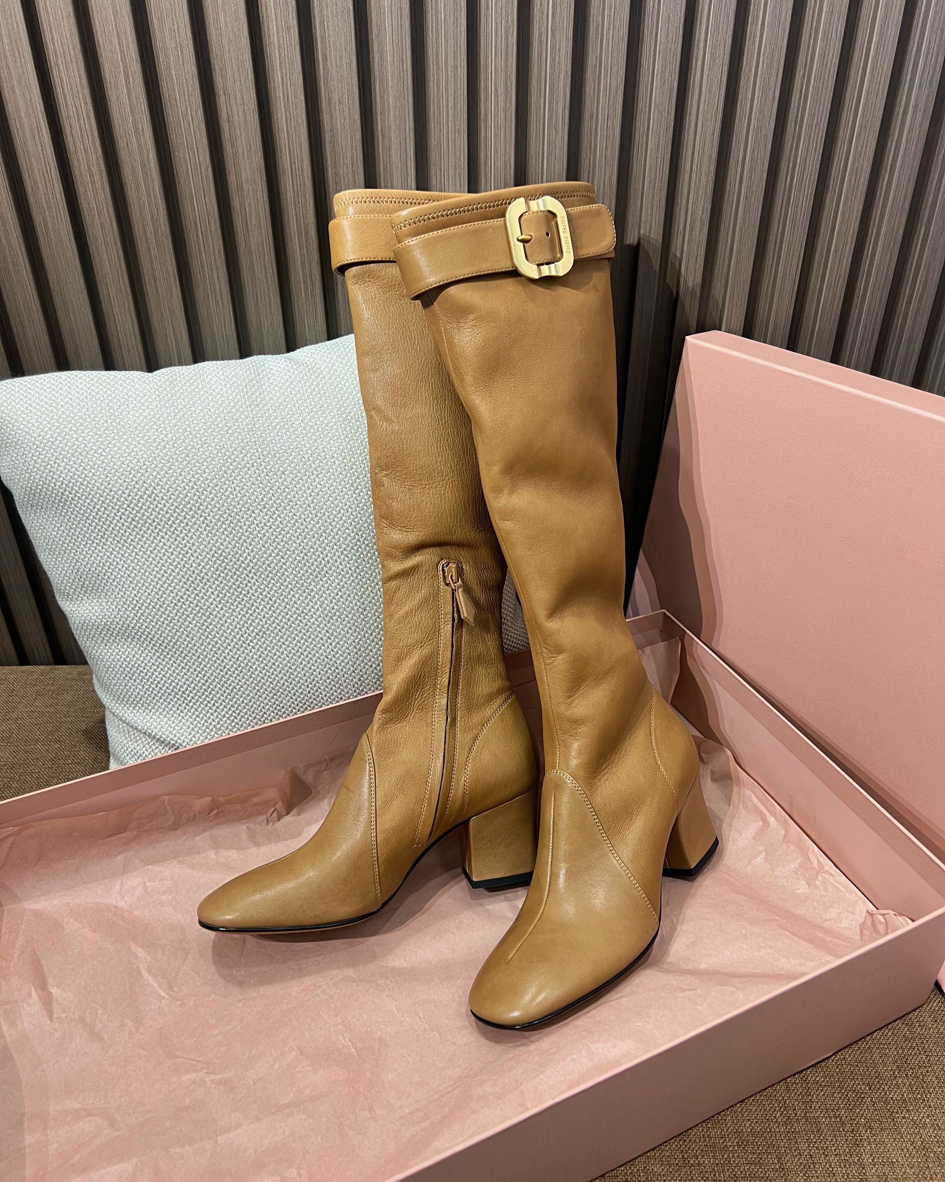 미우 미우 나파 레더 부츠 버클