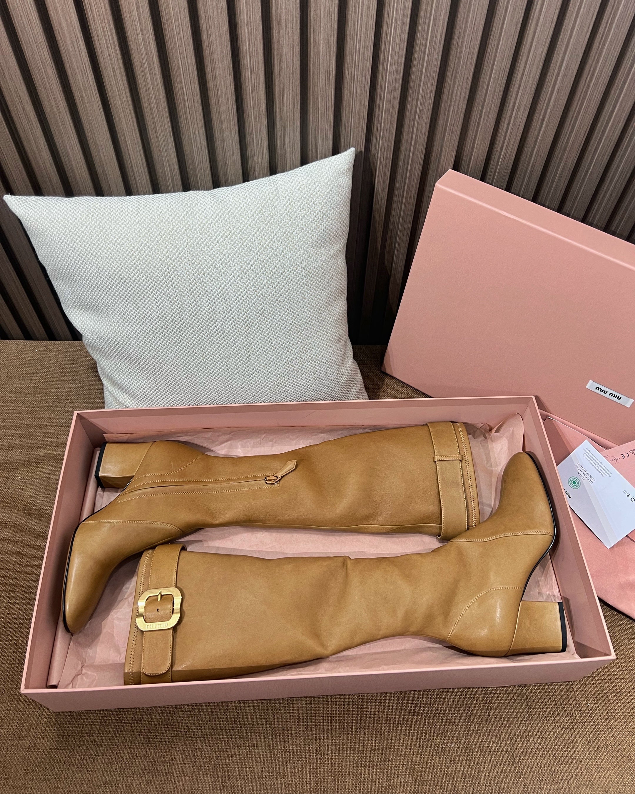 미우 미우 나파 레더 부츠 버클