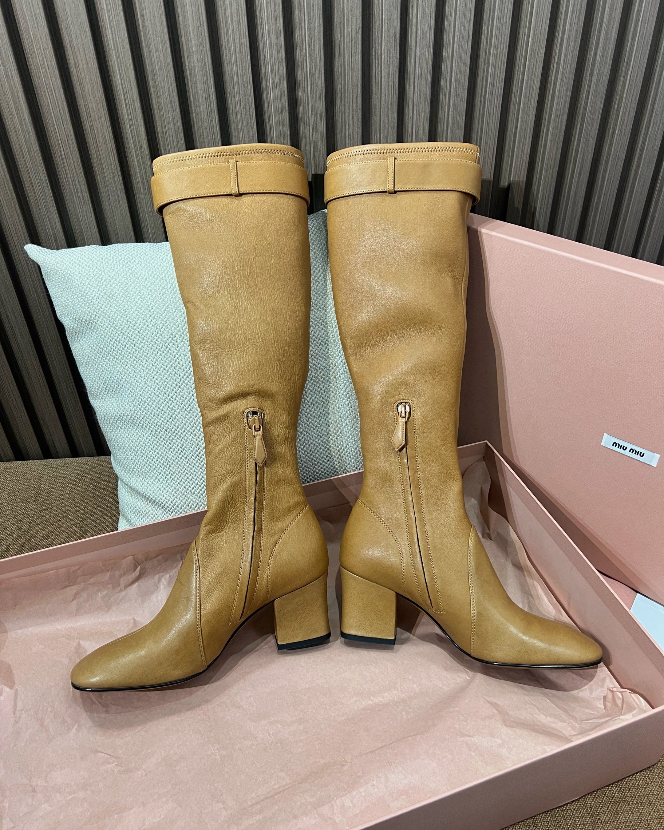 미우 미우 나파 레더 부츠 버클