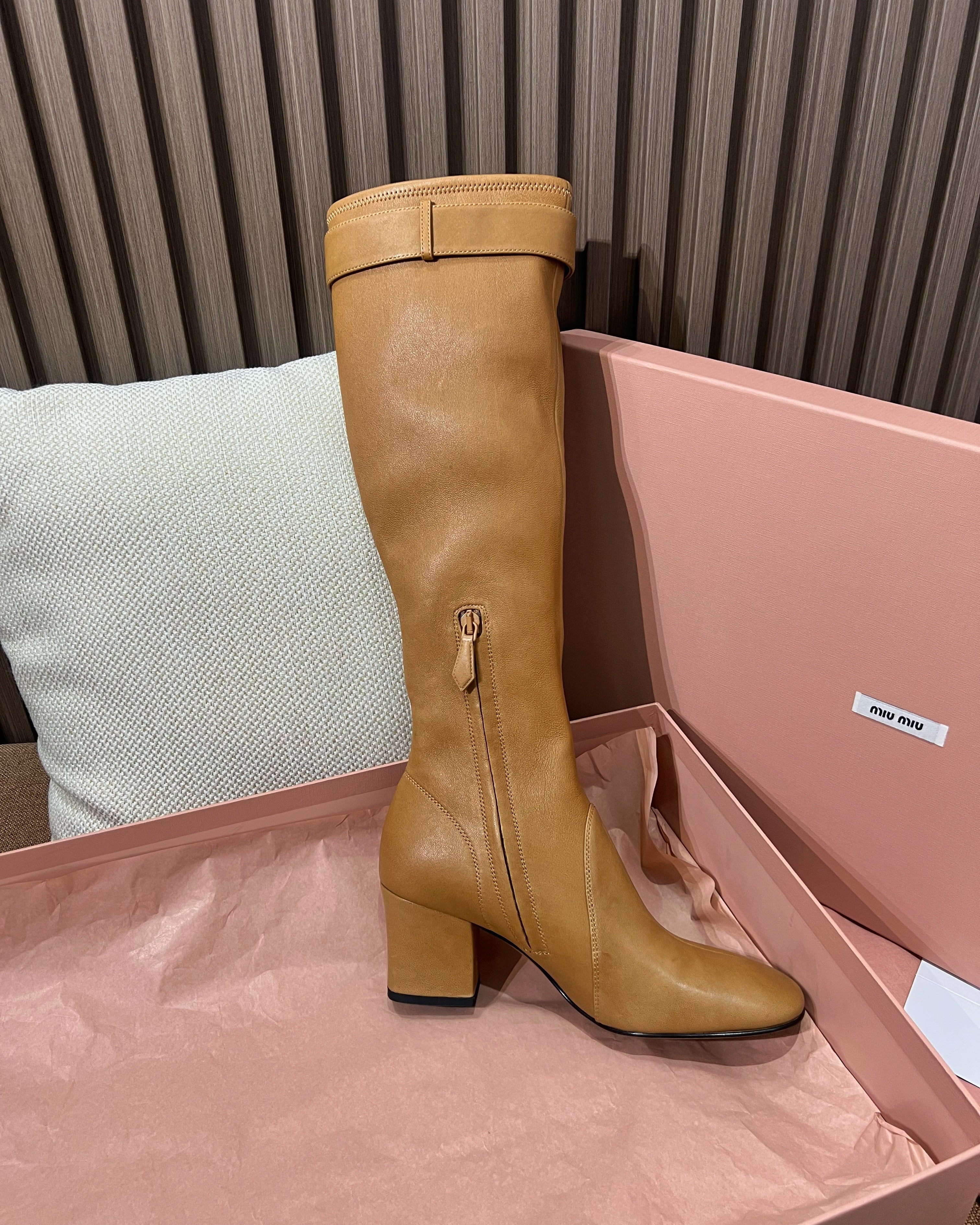 미우 미우 나파 레더 부츠 버클