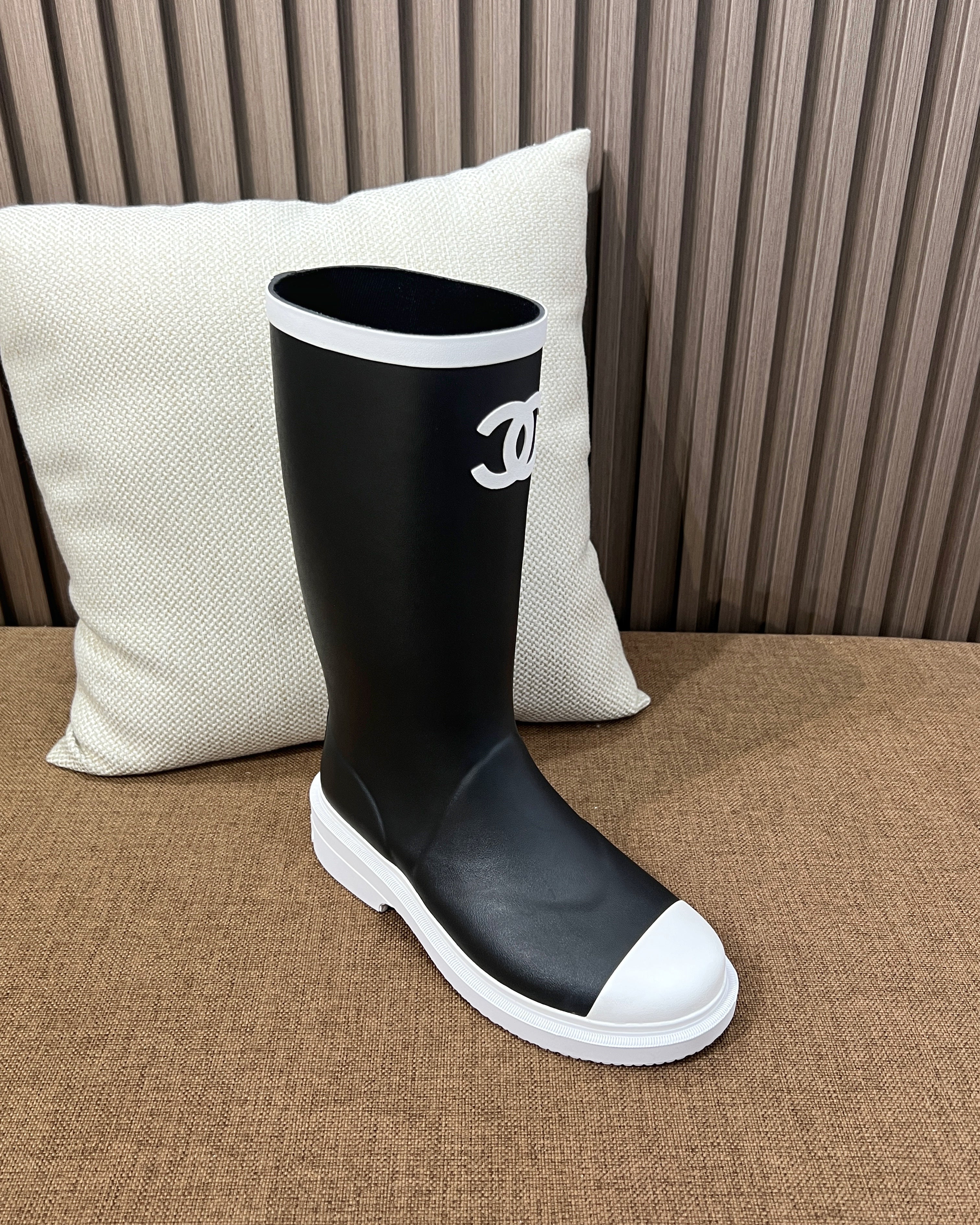 샤넬 CC 로고 블랙 앤 화이트 뉴 러버 레인 부츠