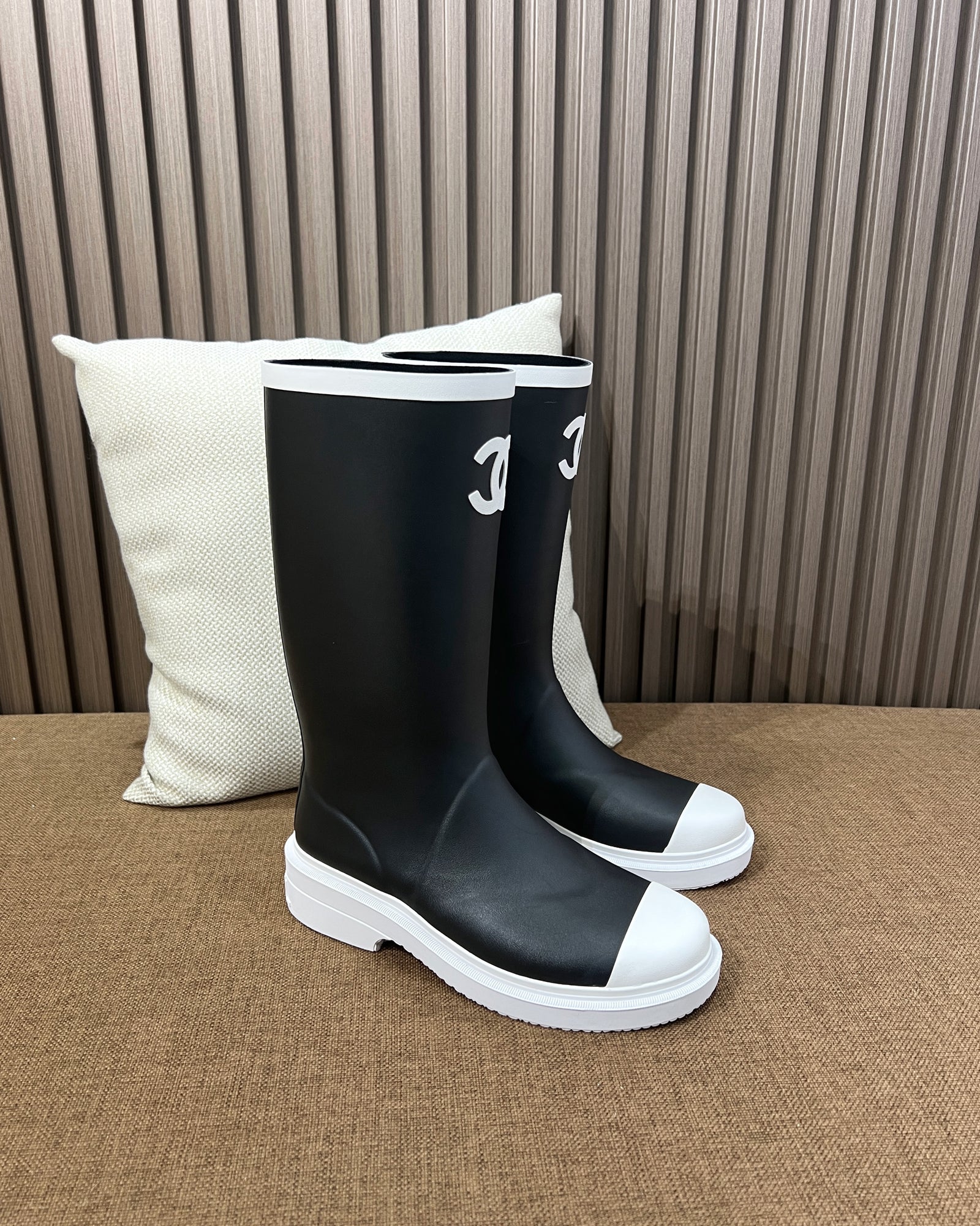 샤넬 CC 로고 블랙 앤 화이트 뉴 러버 레인 부츠