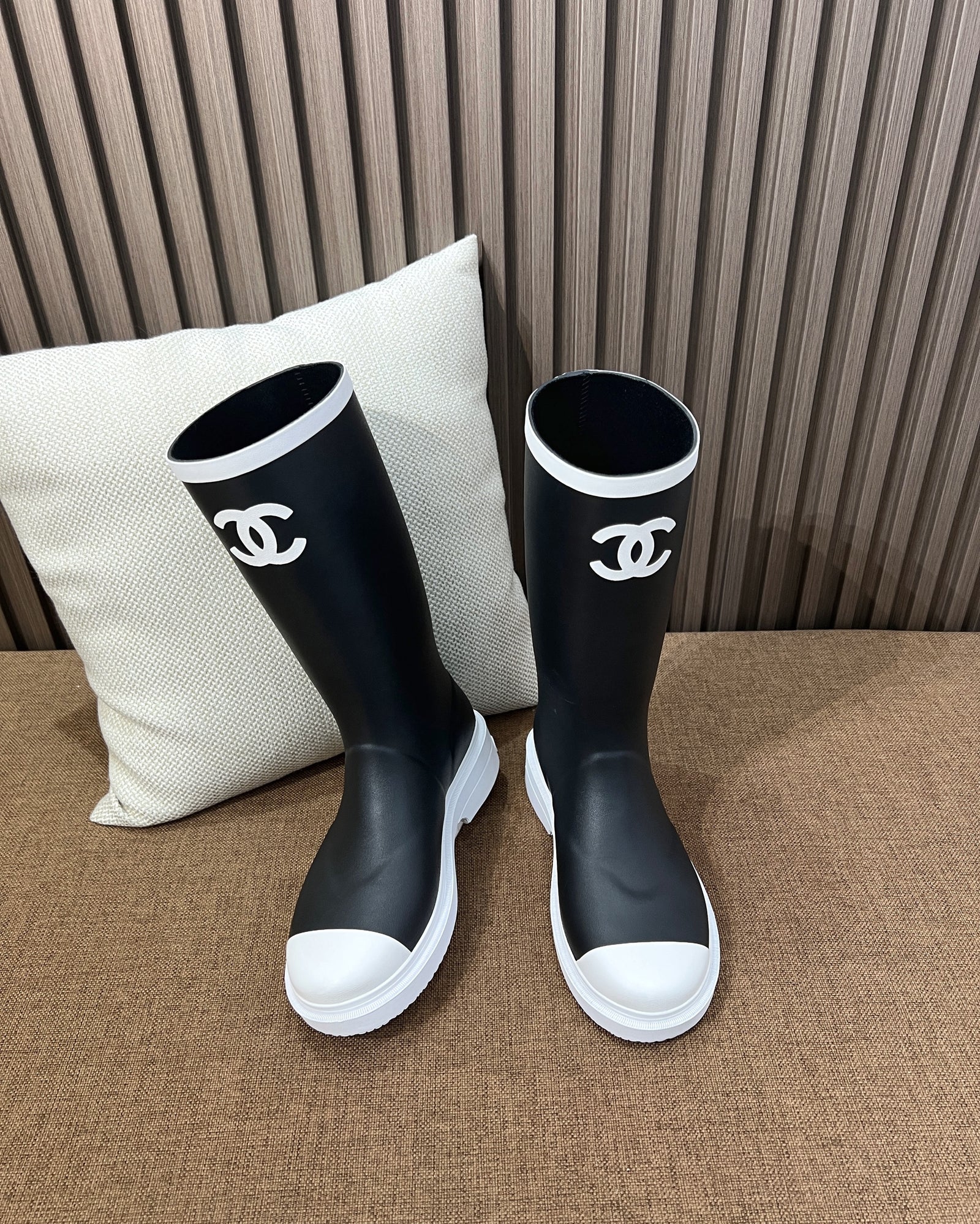 샤넬 CC 로고 블랙 앤 화이트 뉴 러버 레인 부츠