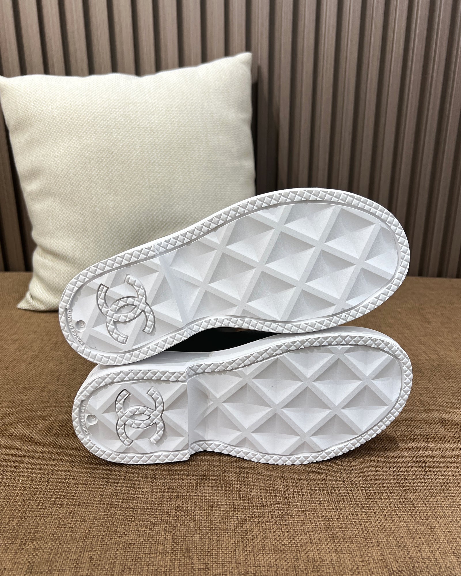 샤넬 CC 로고 블랙 앤 화이트 뉴 러버 레인 부츠