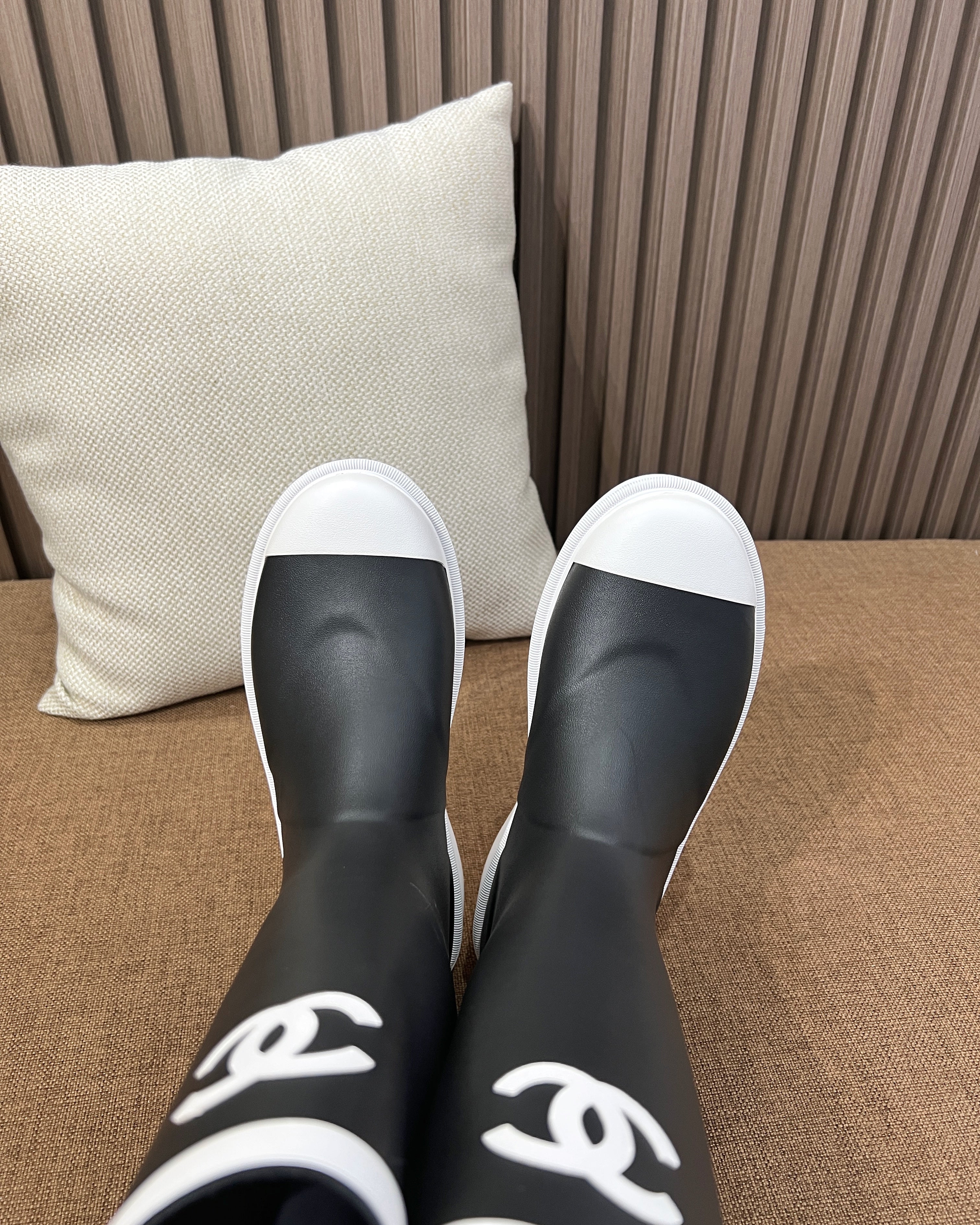 샤넬 CC 로고 블랙 앤 화이트 뉴 러버 레인 부츠