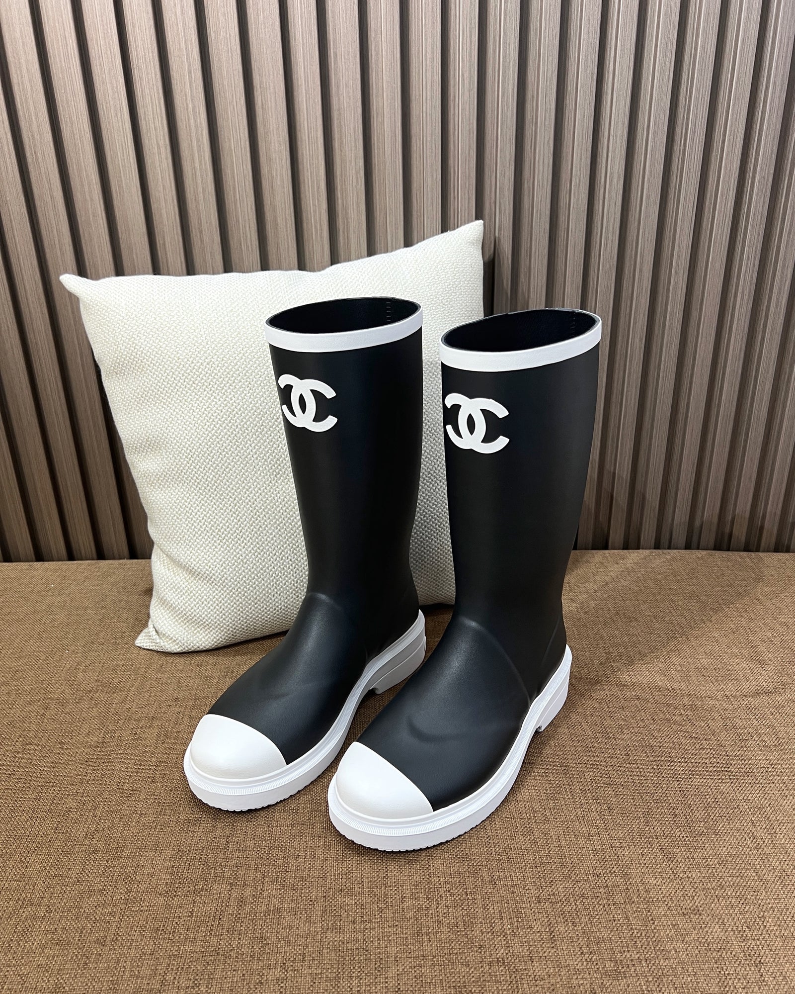 샤넬 CC 로고 블랙 앤 화이트 뉴 러버 레인 부츠