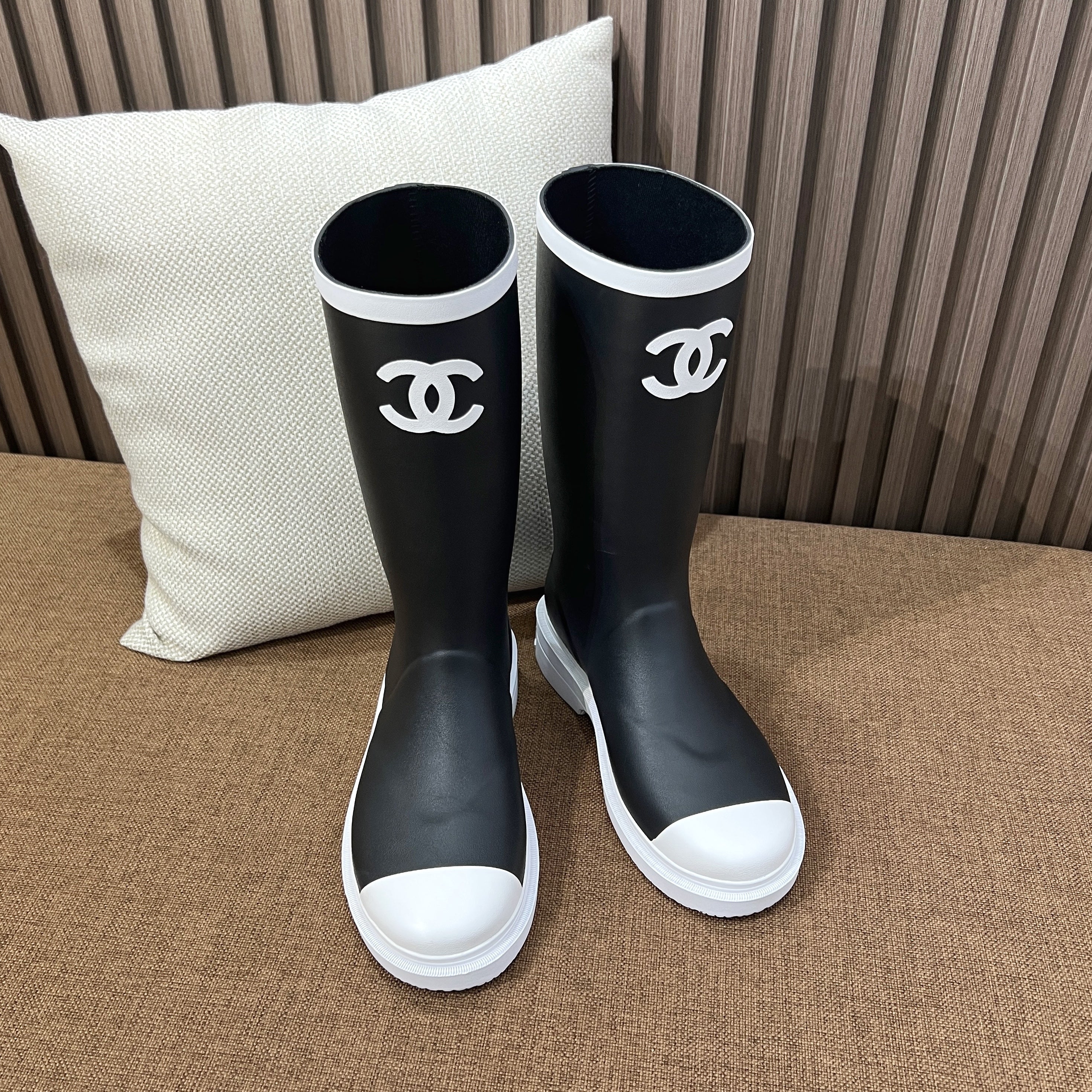 샤넬 CC 로고 블랙 앤 화이트 뉴 러버 레인 부츠