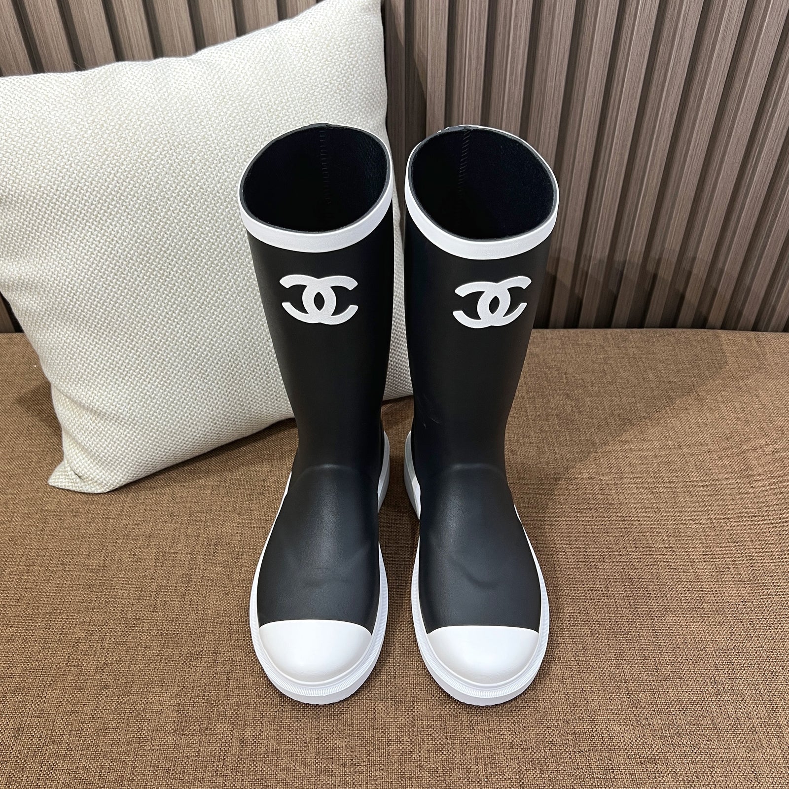 샤넬 CC 로고 블랙 앤 화이트 뉴 러버 레인 부츠