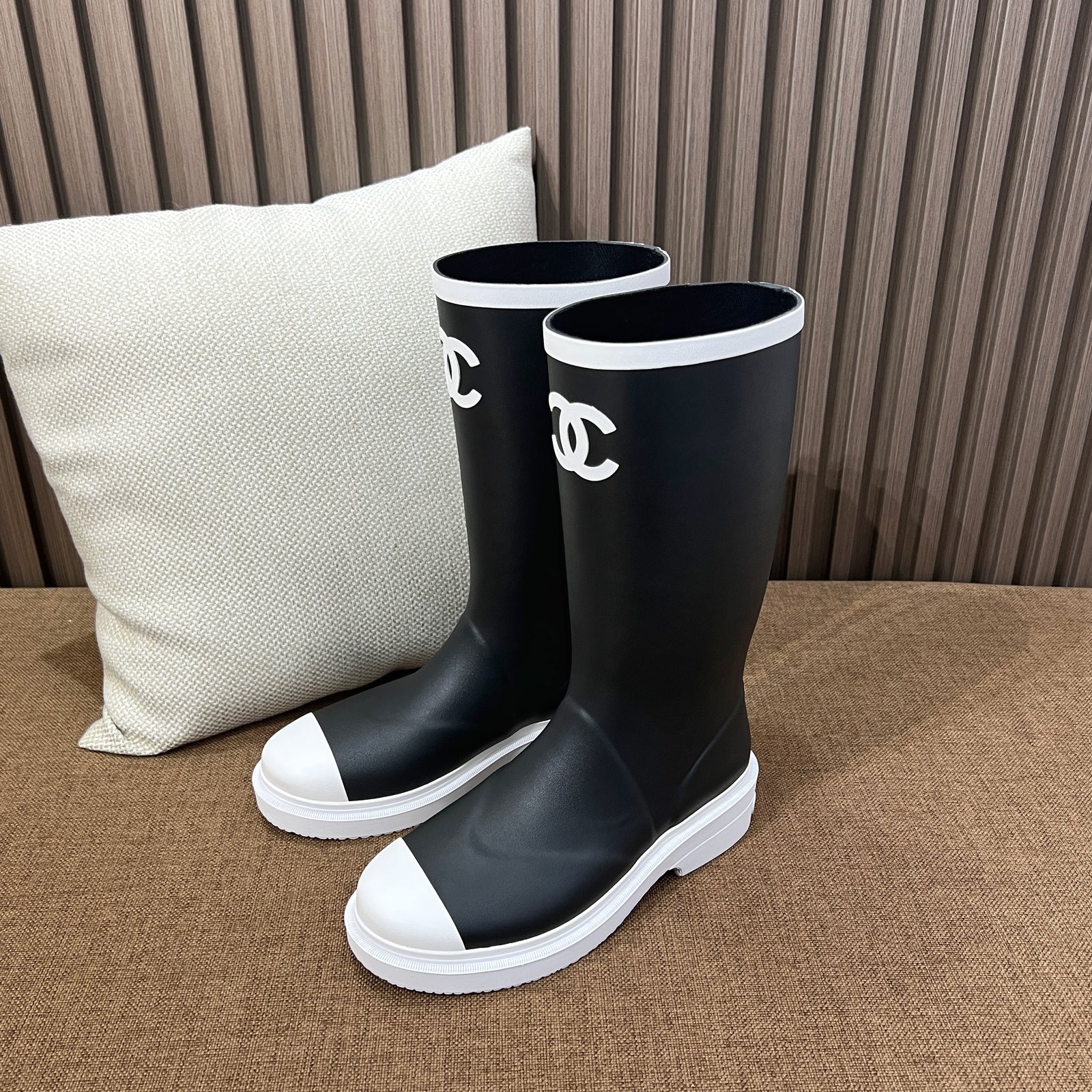 샤넬 CC 로고 블랙 앤 화이트 뉴 러버 레인 부츠