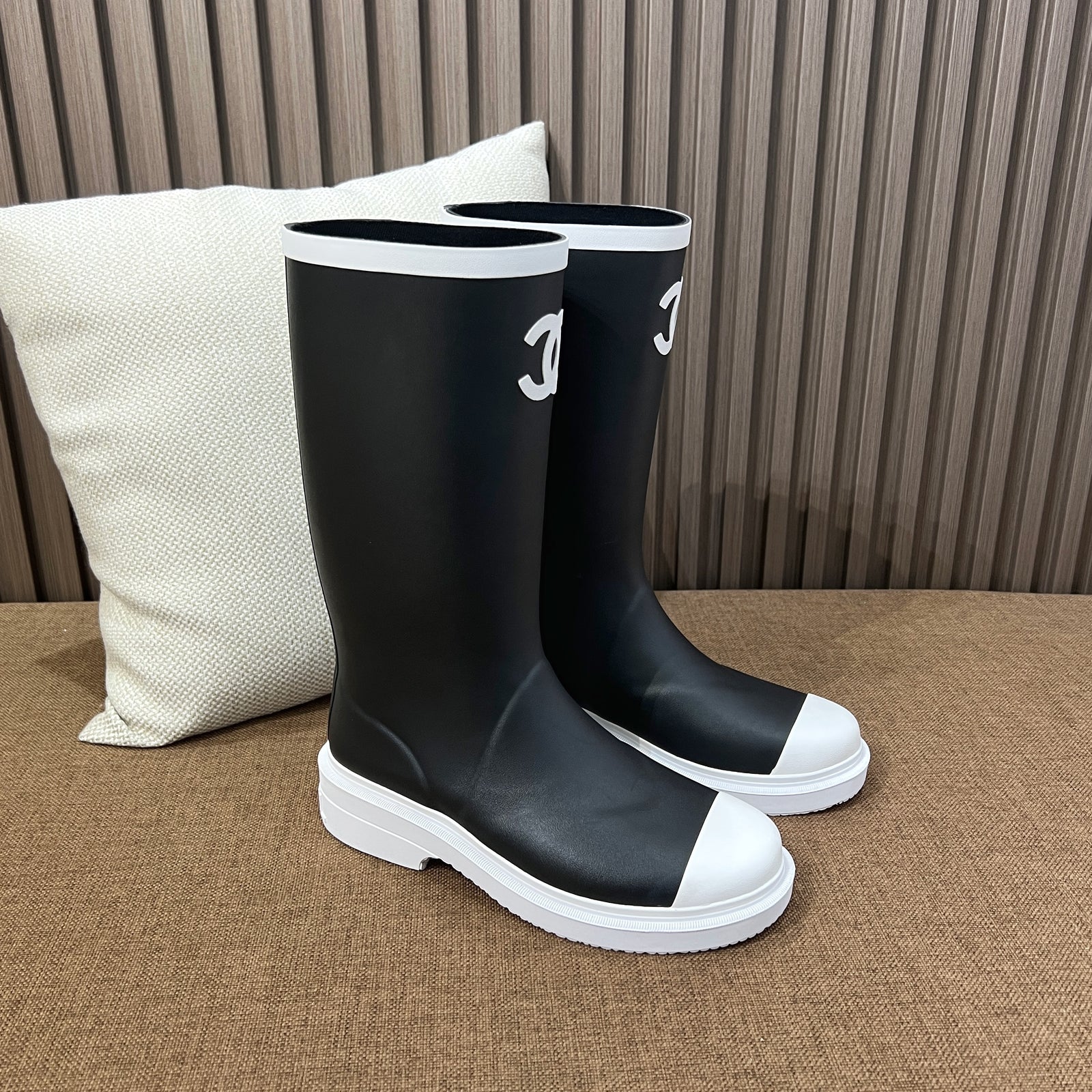 샤넬 CC 로고 블랙 앤 화이트 뉴 러버 레인 부츠