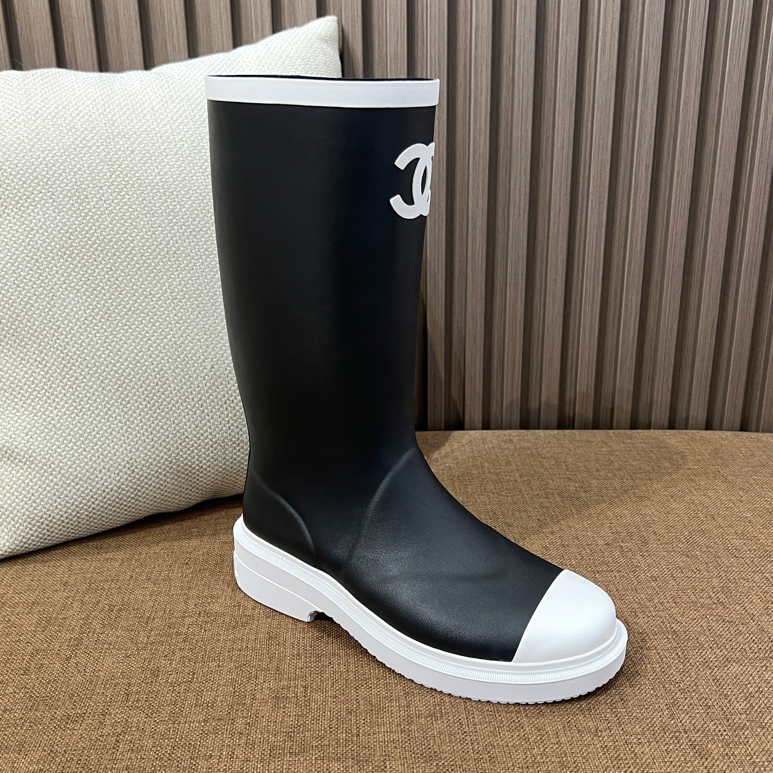 샤넬 CC 로고 블랙 앤 화이트 뉴 러버 레인 부츠