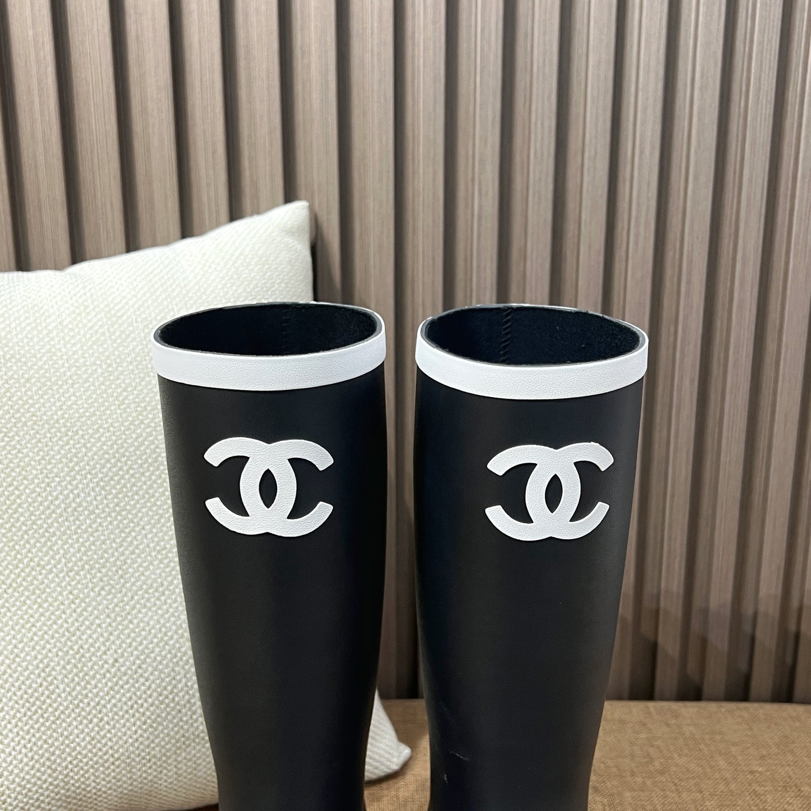 샤넬 CC 로고 블랙 앤 화이트 뉴 러버 레인 부츠