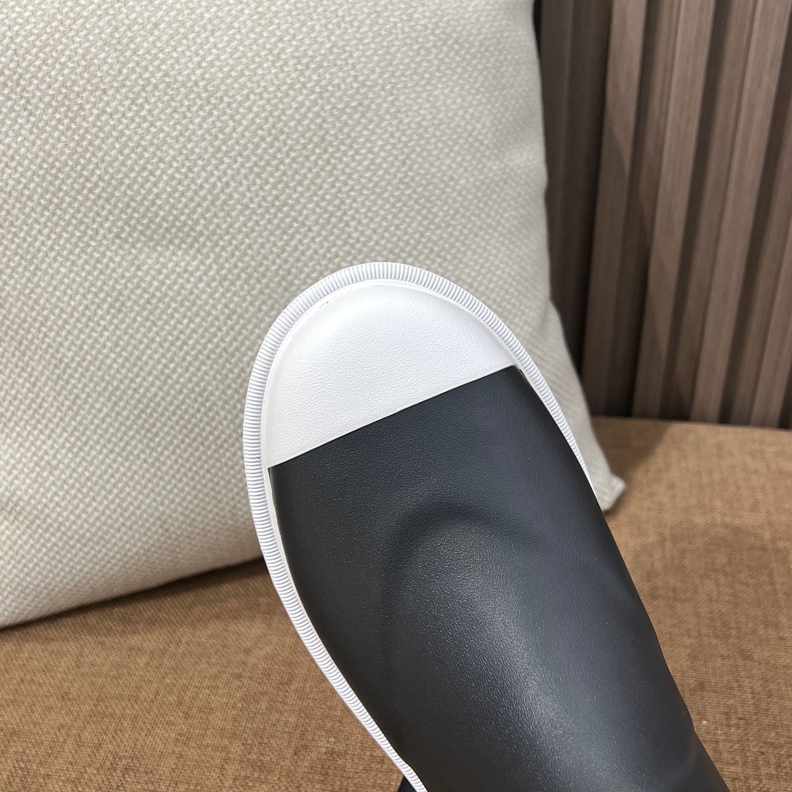 샤넬 CC 로고 블랙 앤 화이트 뉴 러버 레인 부츠