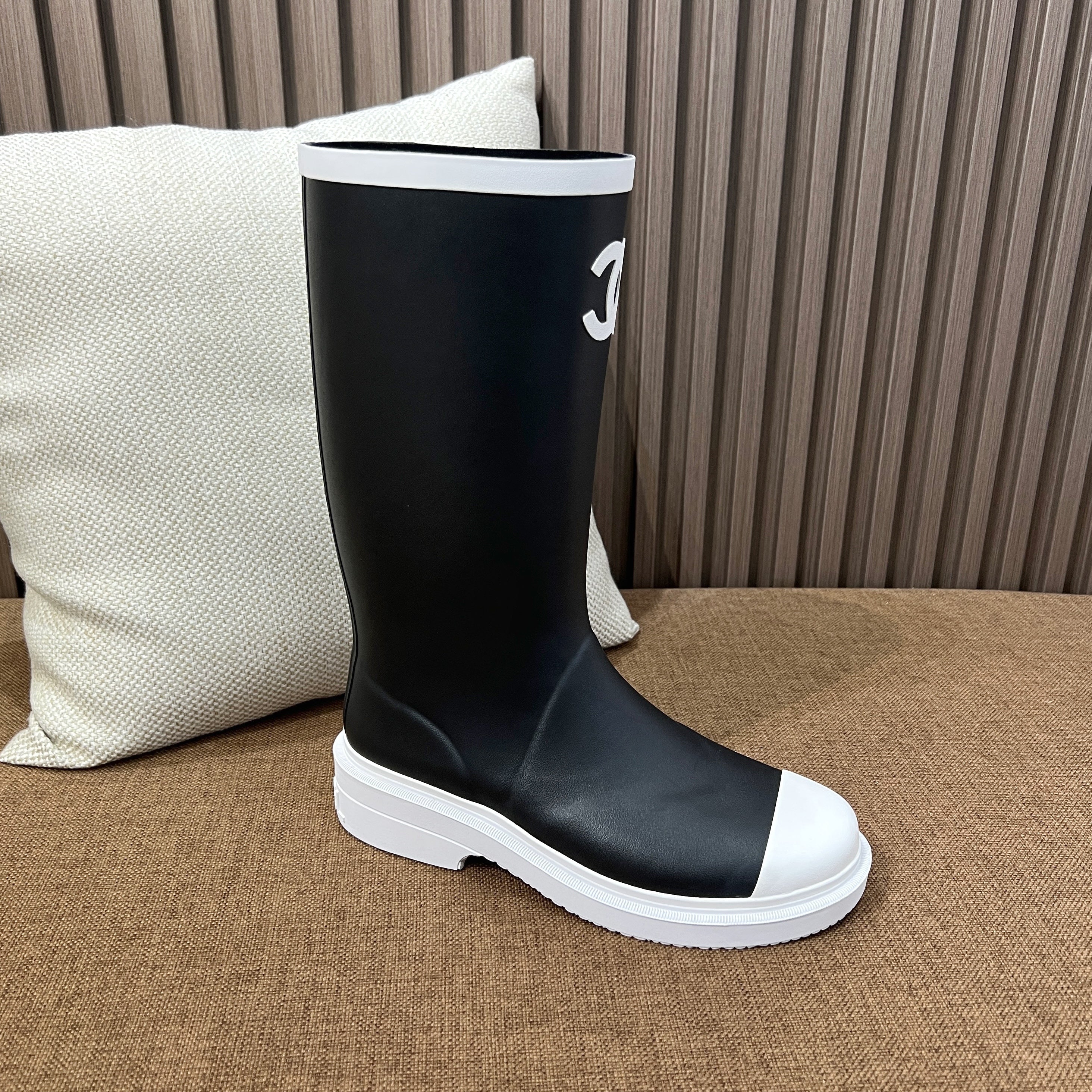 샤넬 CC 로고 블랙 앤 화이트 뉴 러버 레인 부츠