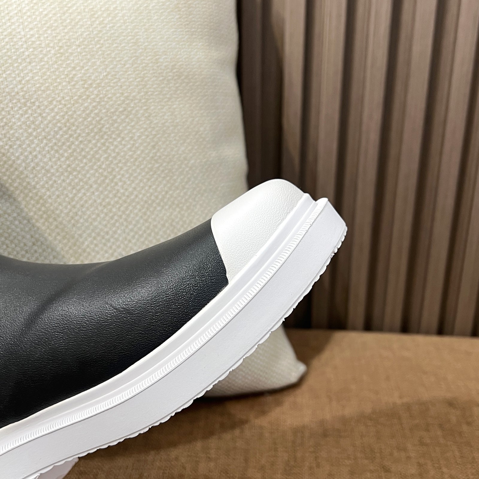 샤넬 CC 로고 블랙 앤 화이트 뉴 러버 레인 부츠