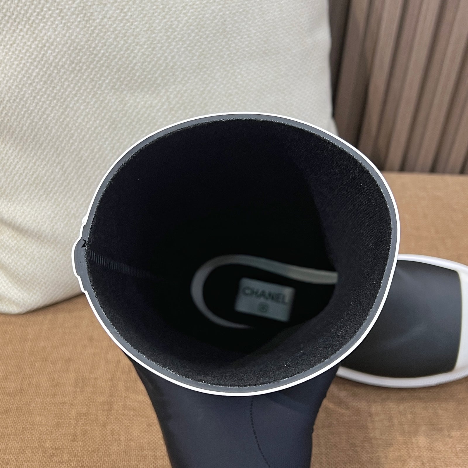 샤넬 CC 로고 블랙 앤 화이트 뉴 러버 레인 부츠