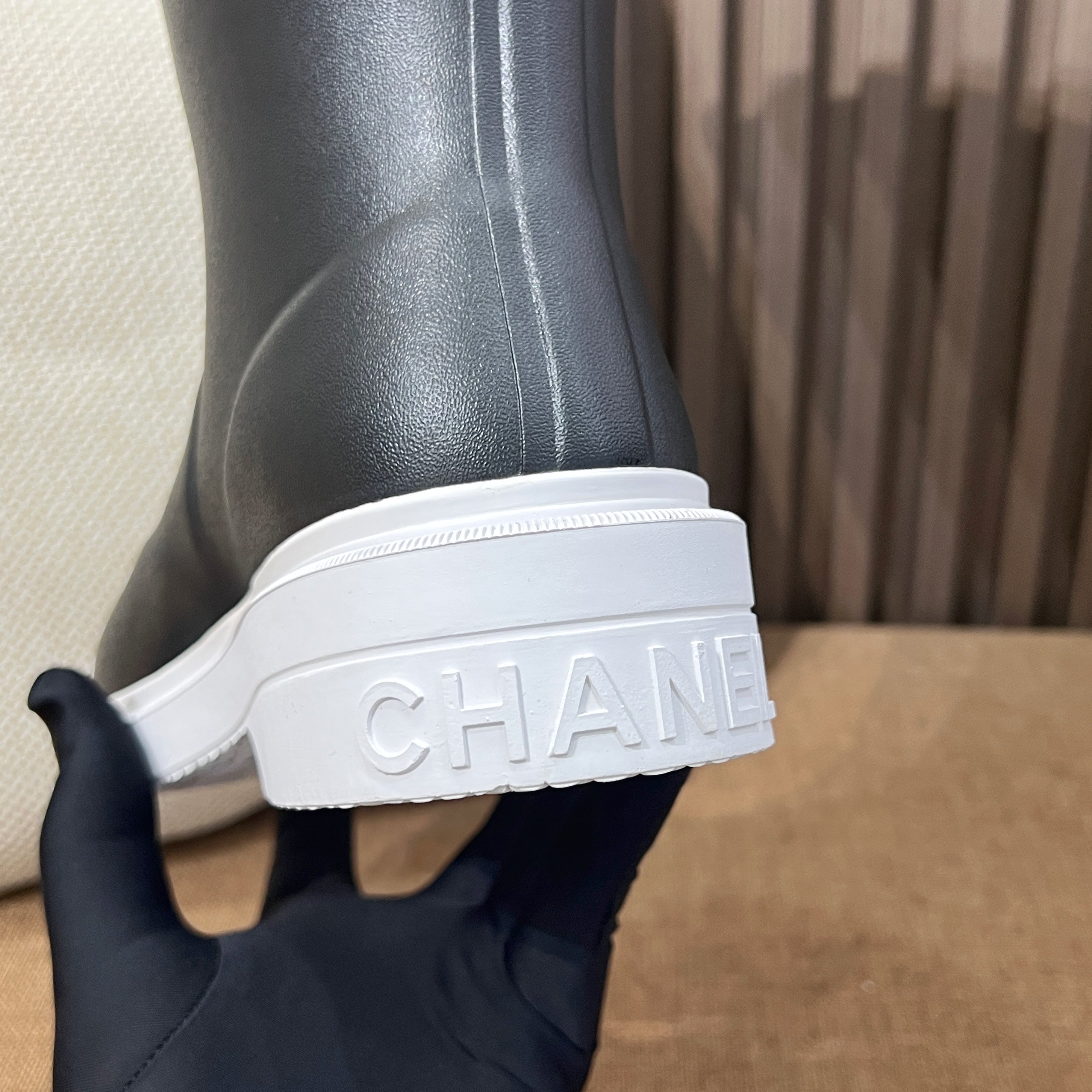 샤넬 CC 로고 블랙 앤 화이트 뉴 러버 레인 부츠