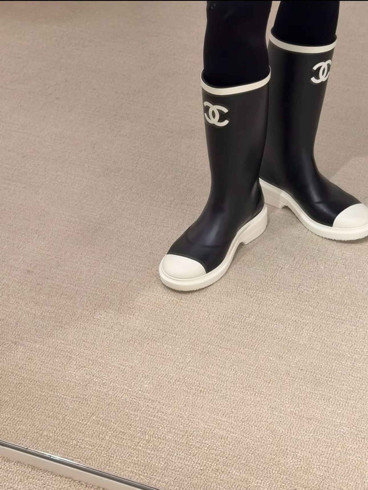 샤넬 CC 로고 블랙 앤 화이트 뉴 러버 레인 부츠