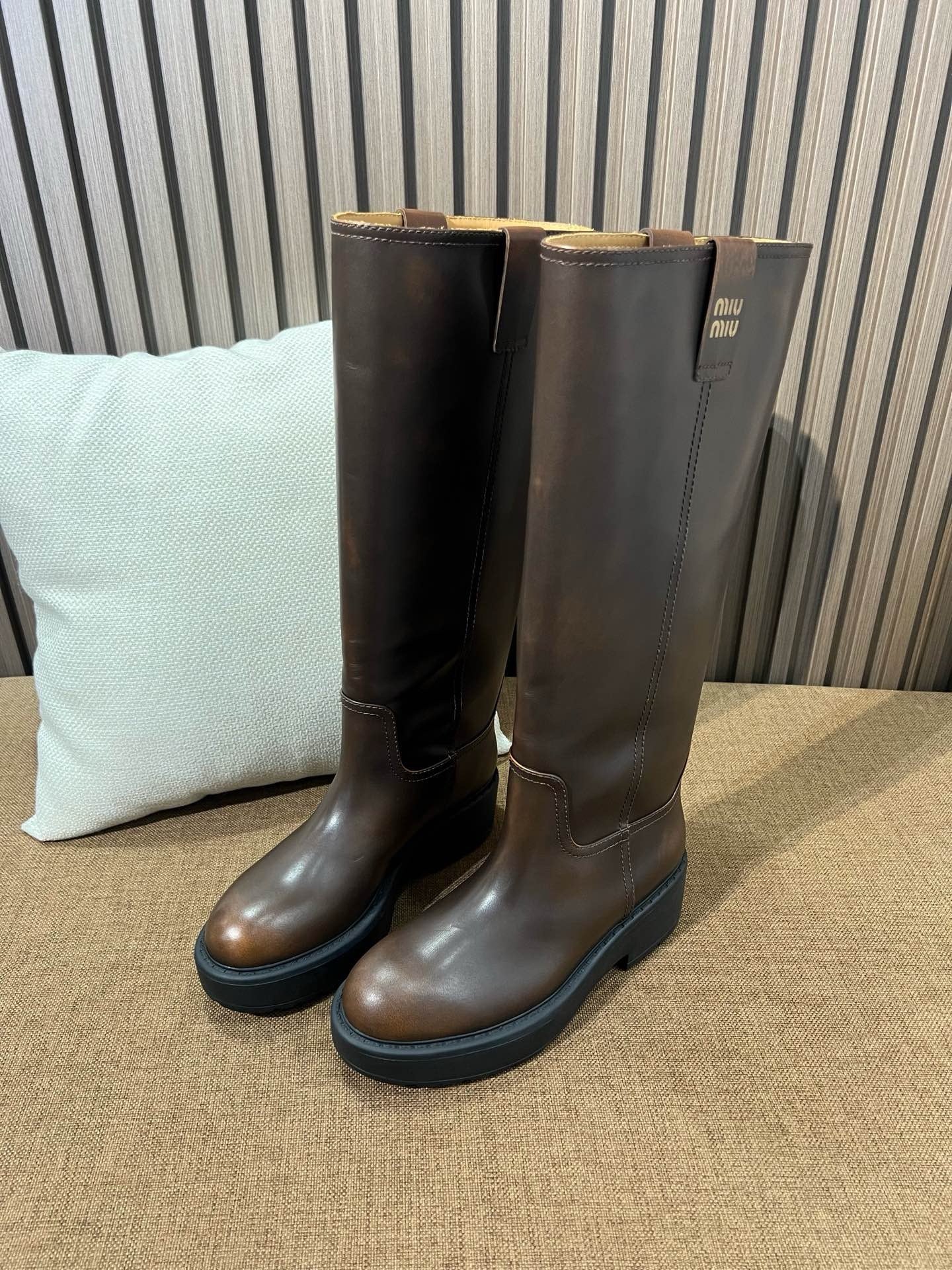 미우미우 퓌메 가죽 부츠