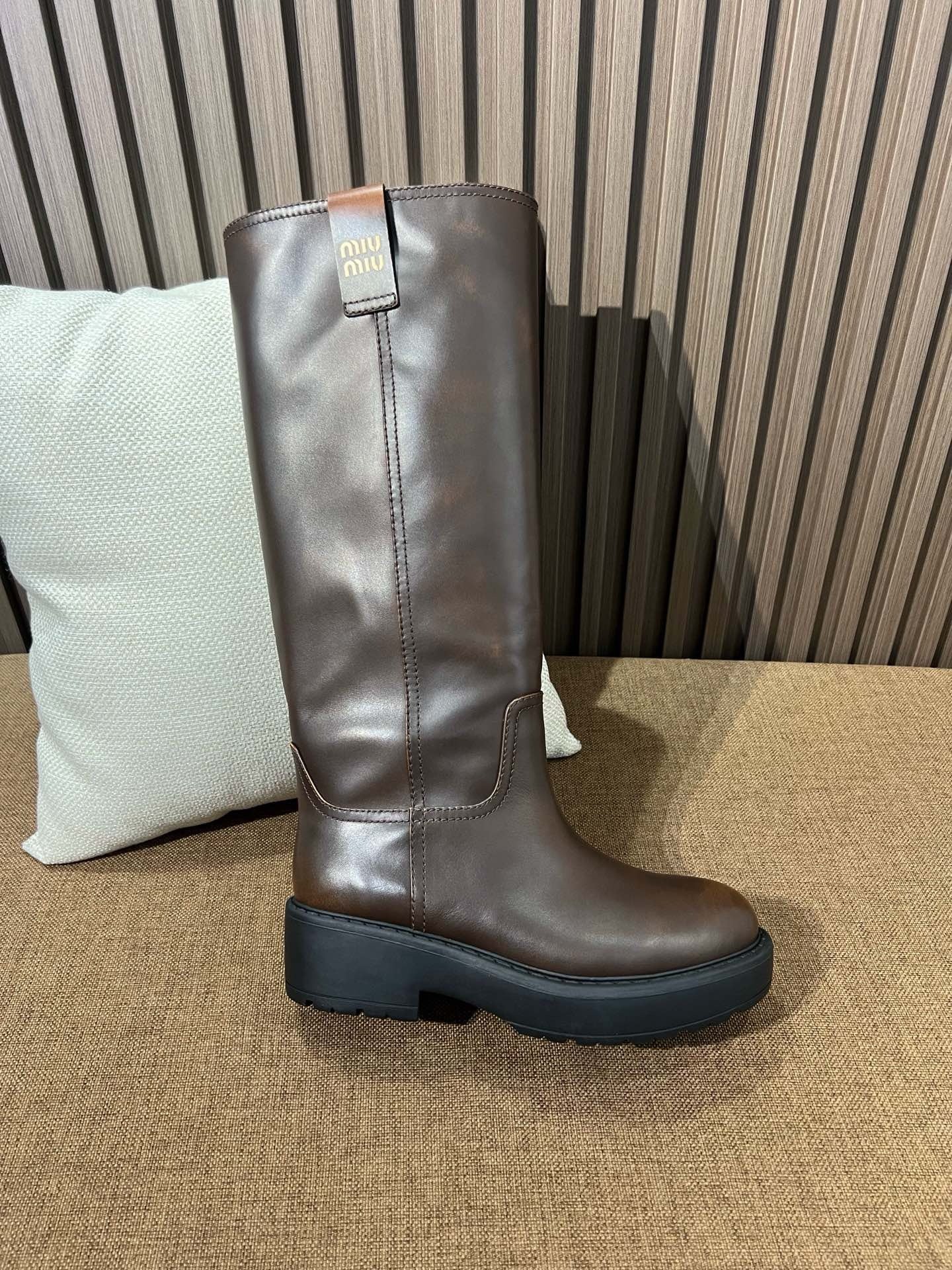 미우미우 퓌메 가죽 부츠