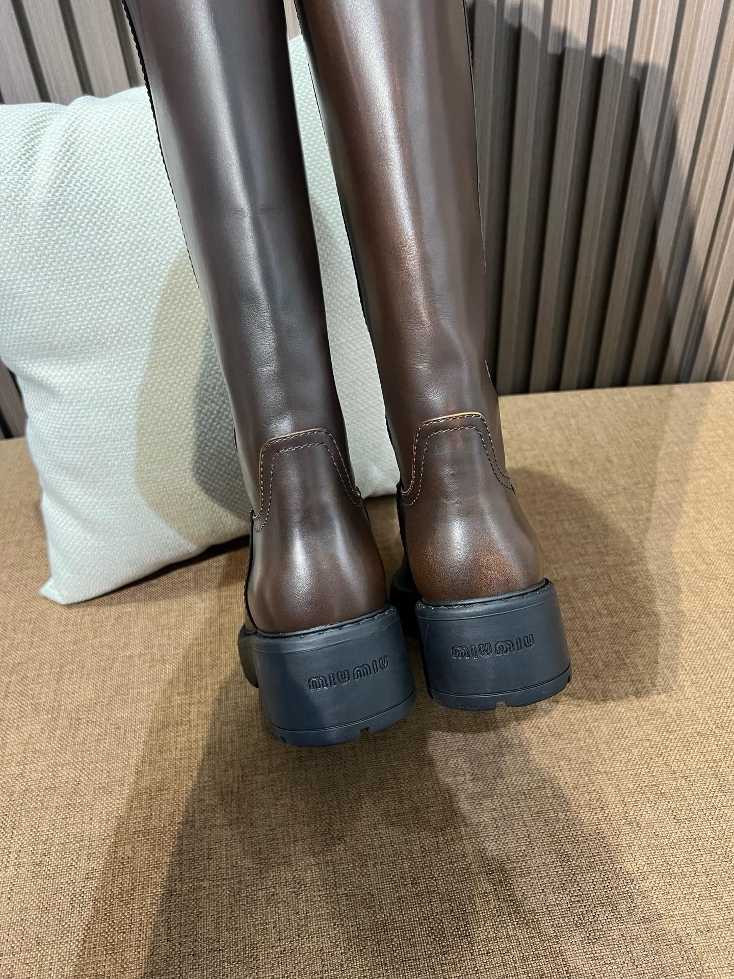 미우미우 퓌메 가죽 부츠