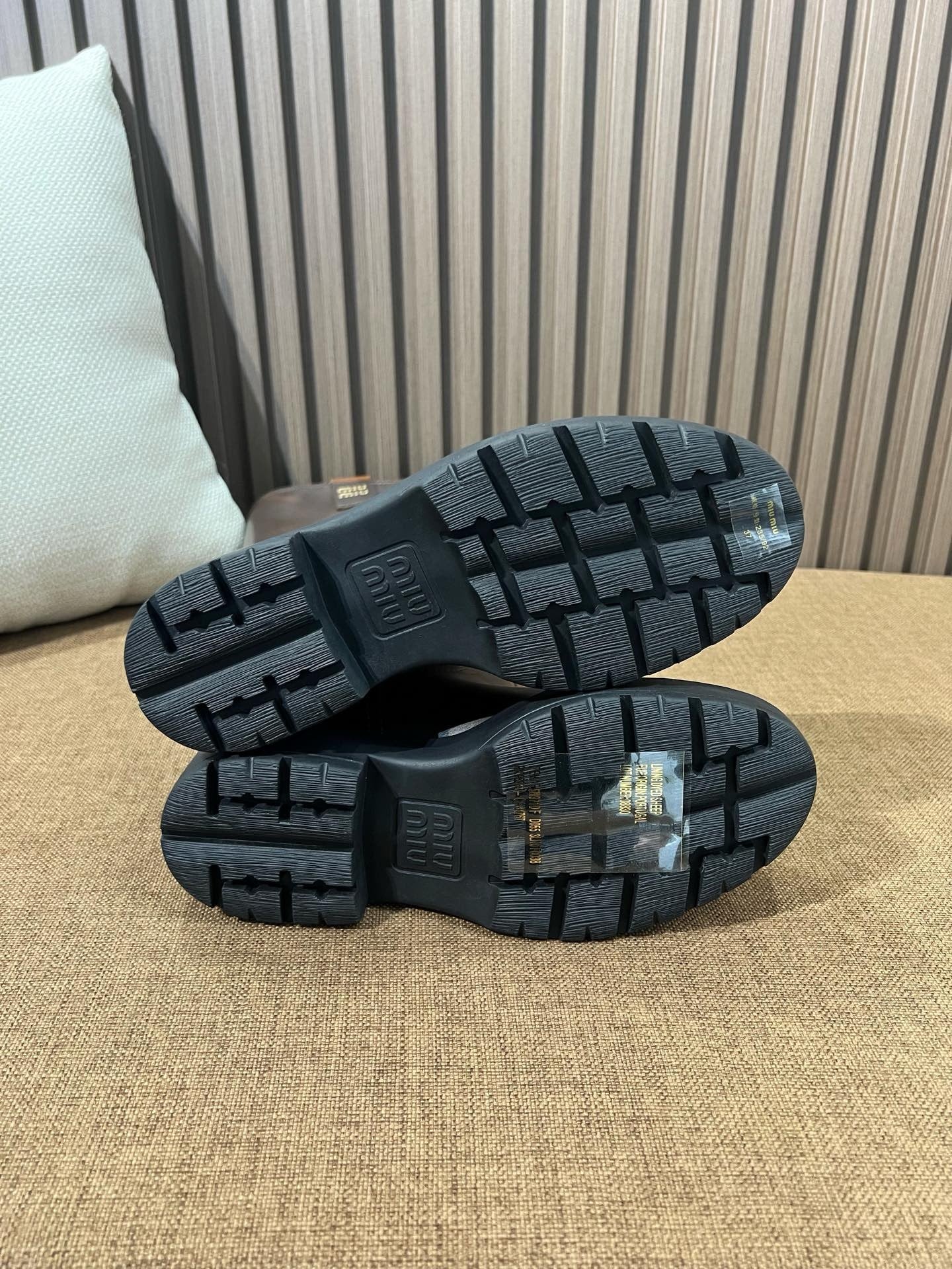 미우미우 퓌메 가죽 부츠