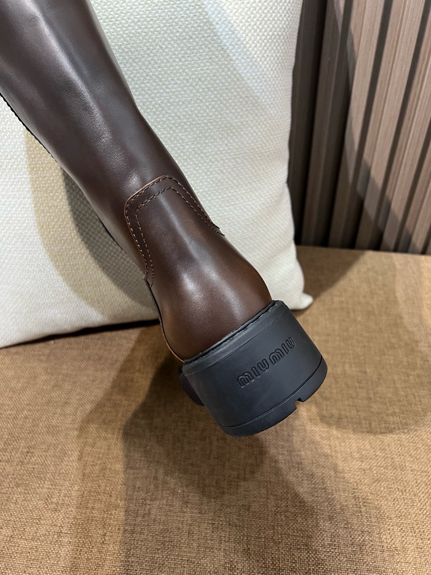 미우미우 퓌메 가죽 부츠