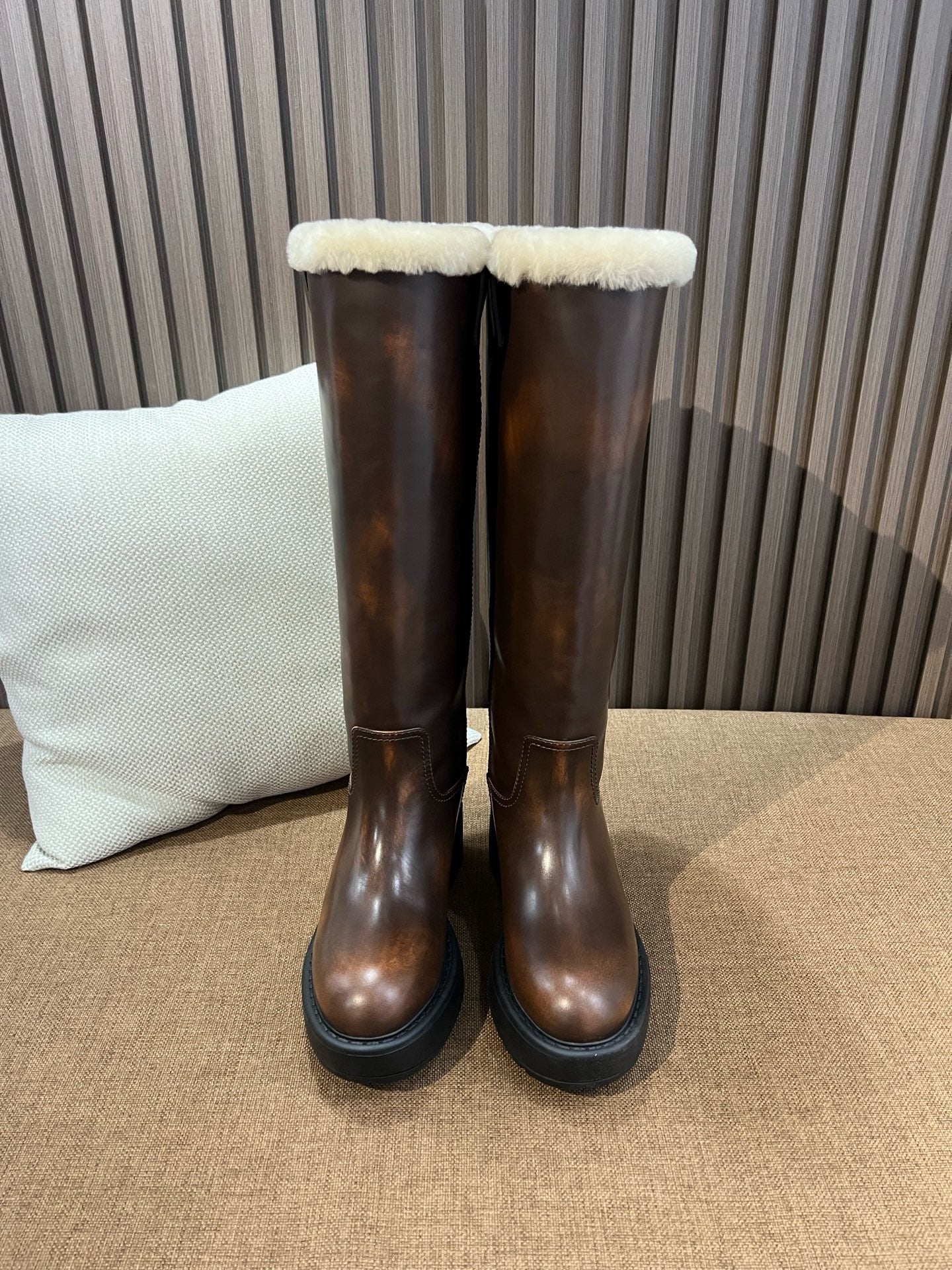 미우미우 시어링 가죽 롱 부츠 시에나