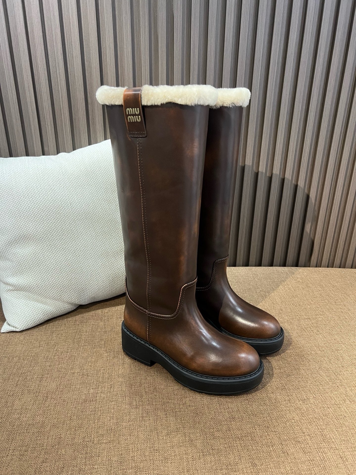 미우미우 시어링 가죽 롱 부츠 시에나
