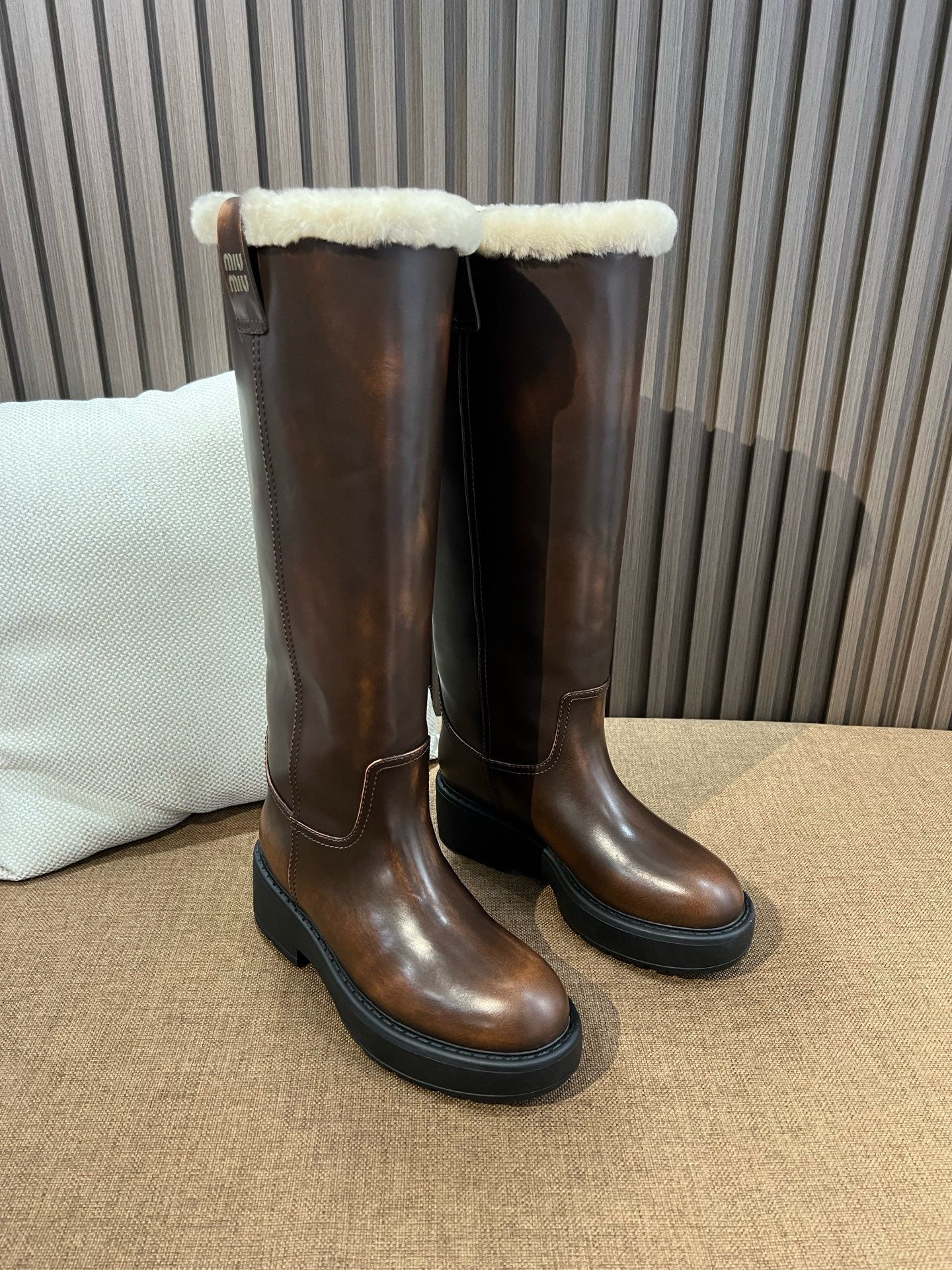 미우미우 시어링 가죽 롱 부츠 시에나